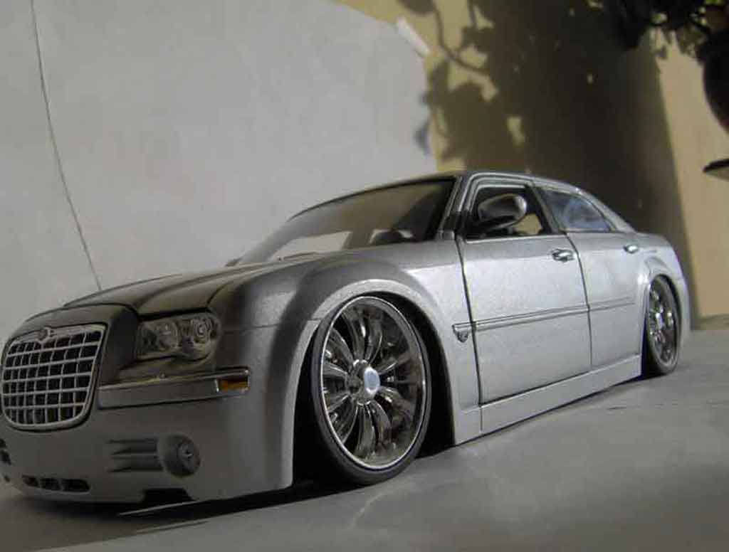 Chrysler 300C 1/18 Maisto dub grigio tuning modellino in miniatura