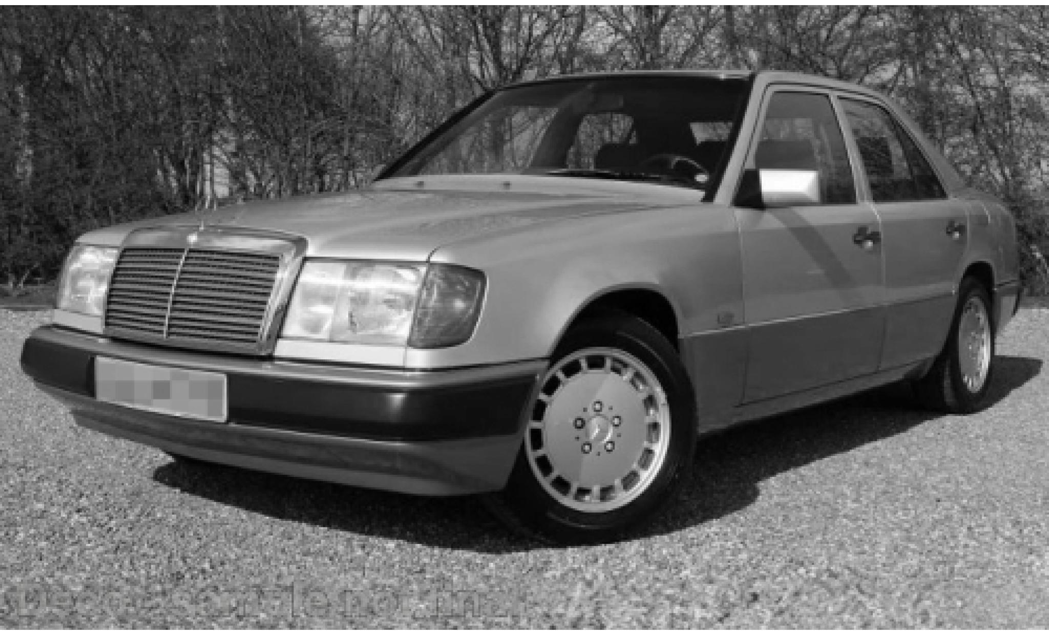 Mercedes 230 1/18 I Norev E (W124) metallise beige 1:18 modellino in miniatura