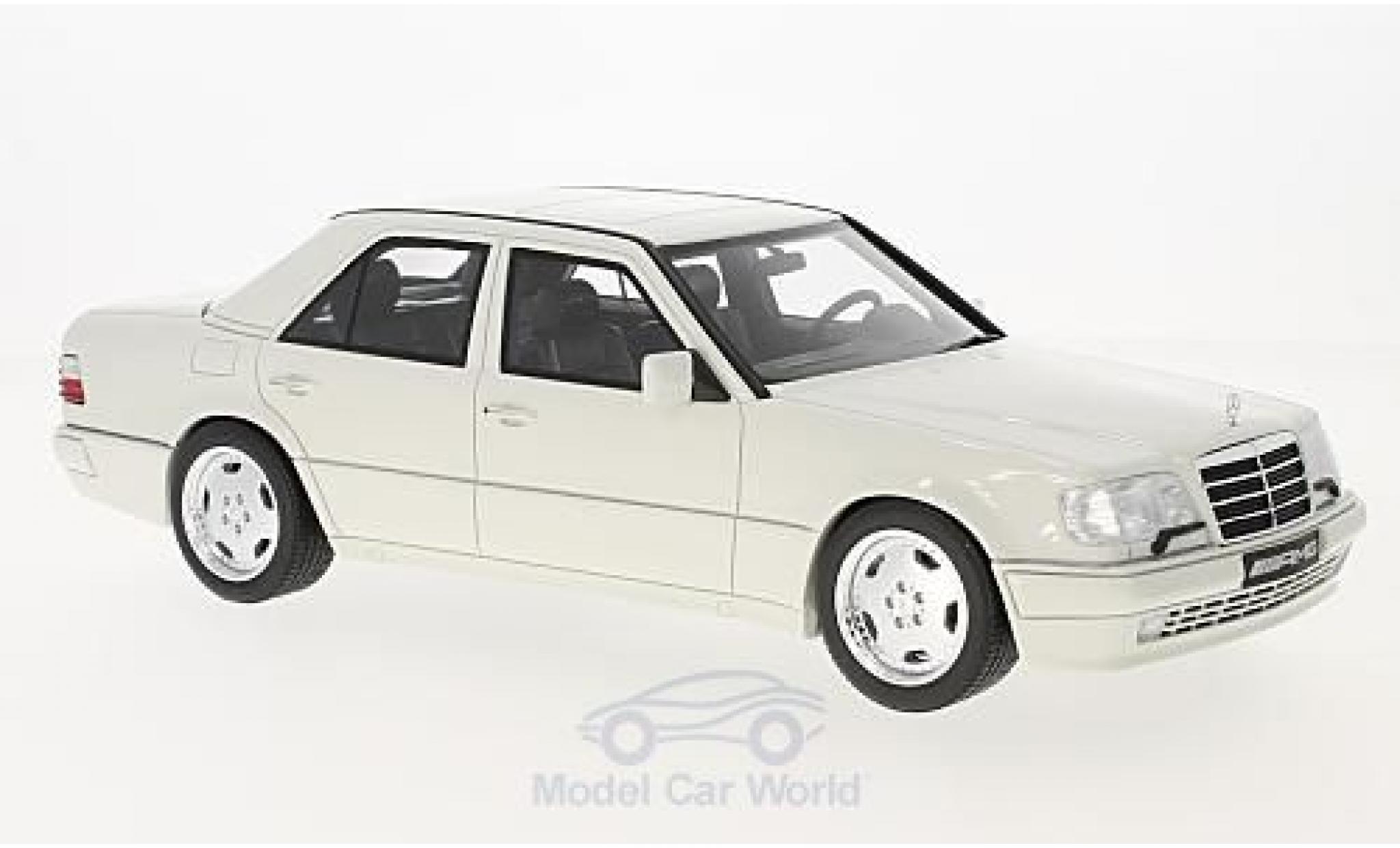 Mercedes Classe E 1/18 Ottomobile E60 AMG (W124) bianco modellino in miniatura