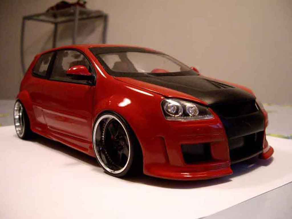 Volkswagen Golf V GTI 1/18 Revell V GTI zender rosso modellino in miniatura