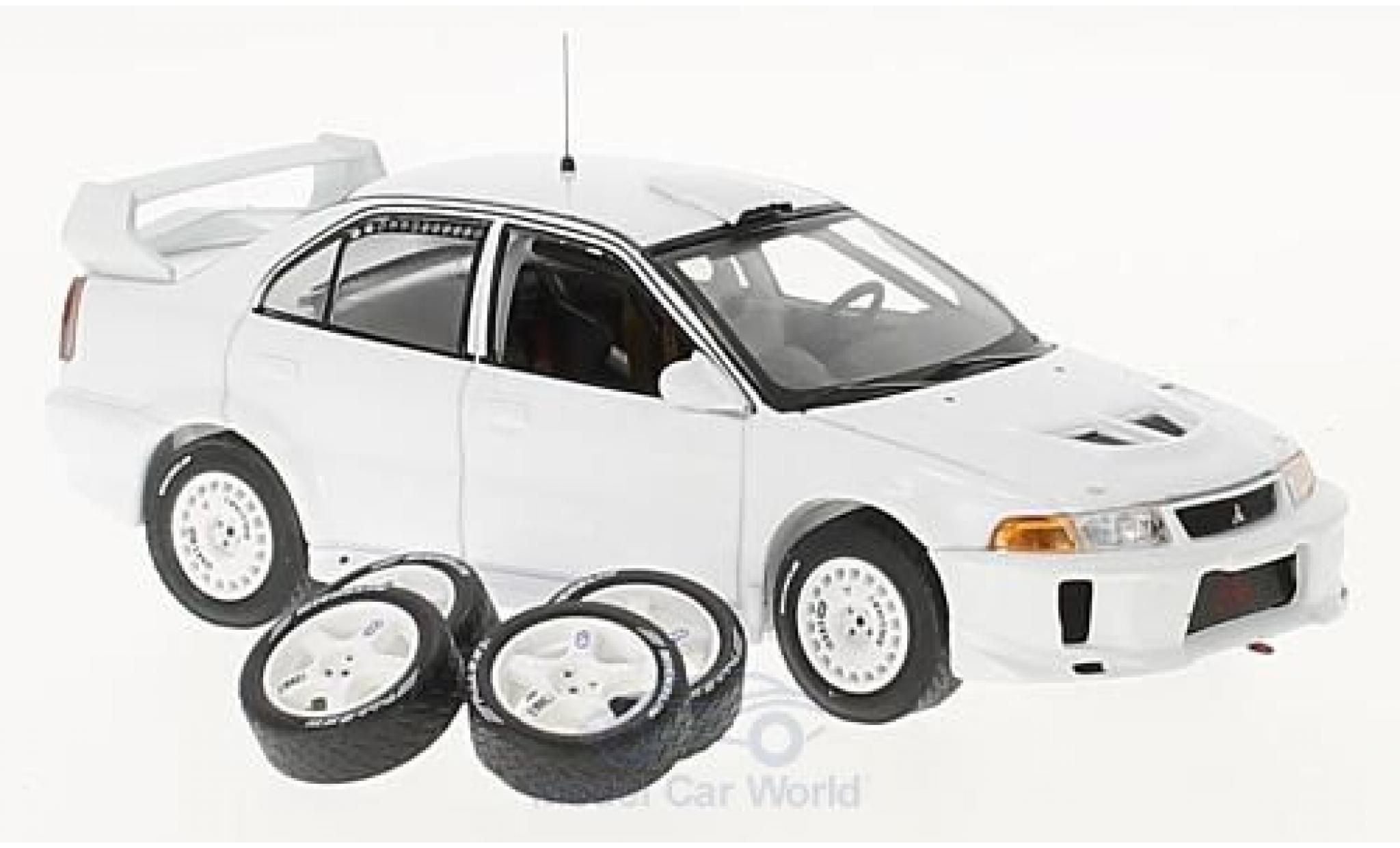 Mitsubishi Lancer 1/43 IXO EVO V matt-bianco 1998 Plain Body Version inklusive 4 Ersatzräder modellino in miniatura