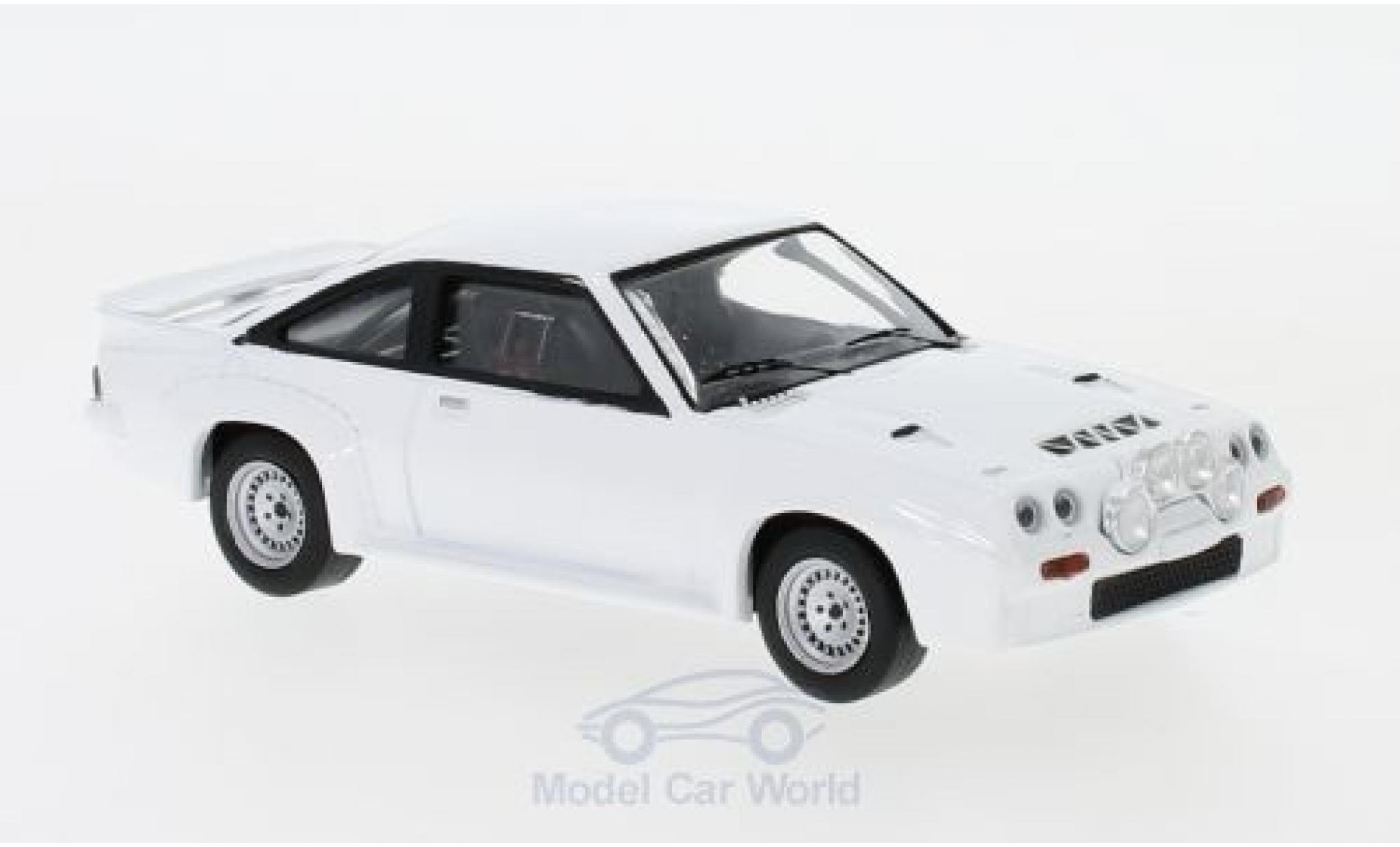 Opel Manta 1/43 IXO 400 bianco 1986 Plain Body Version inklusive 4 Ersatzräder modellino in miniatura