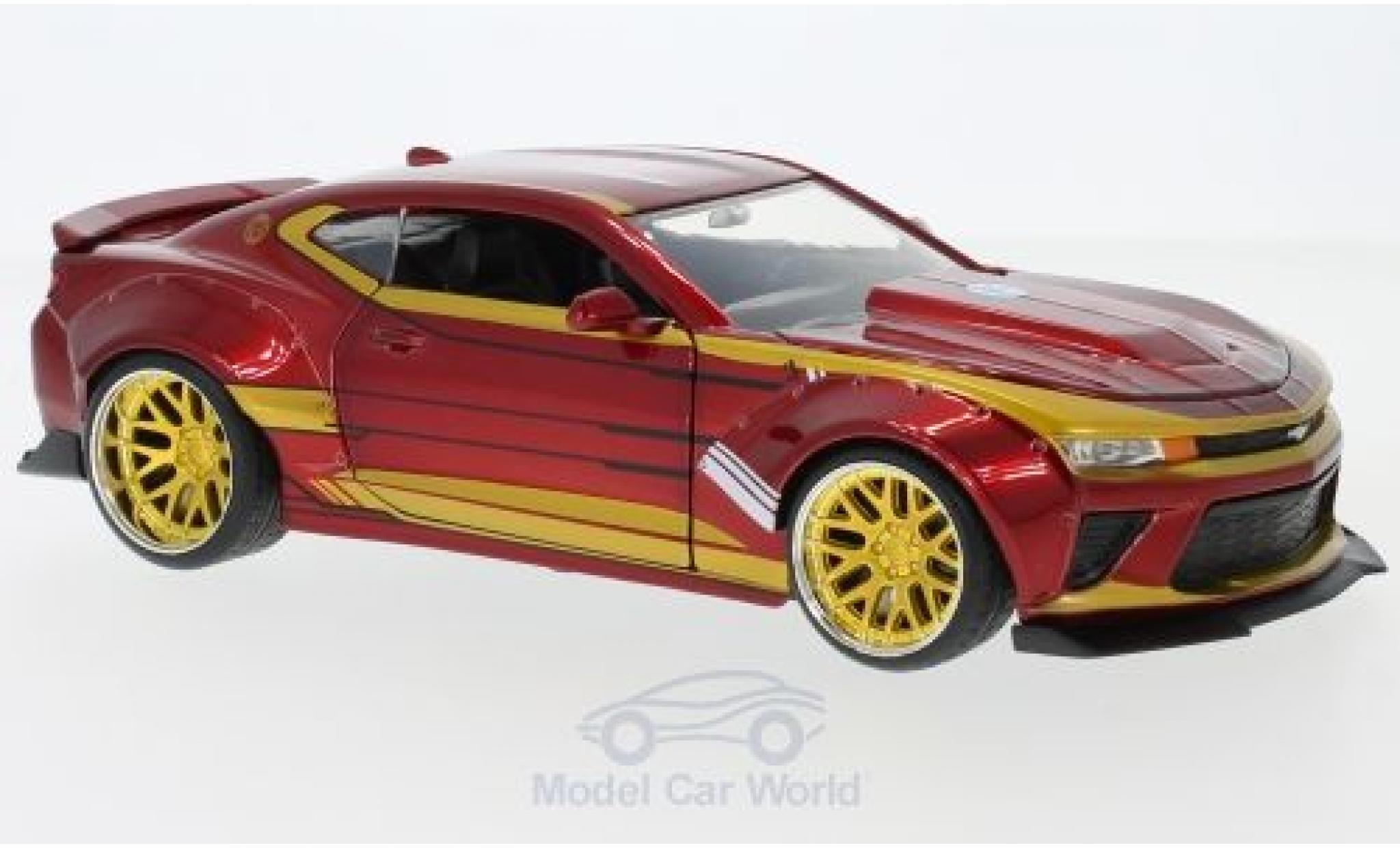 Chevrolet Camaro RS 1/24 Jada Toys rosso/gold Marvel Avengers - Iron Man 2016 mit Figur modellino in miniatura