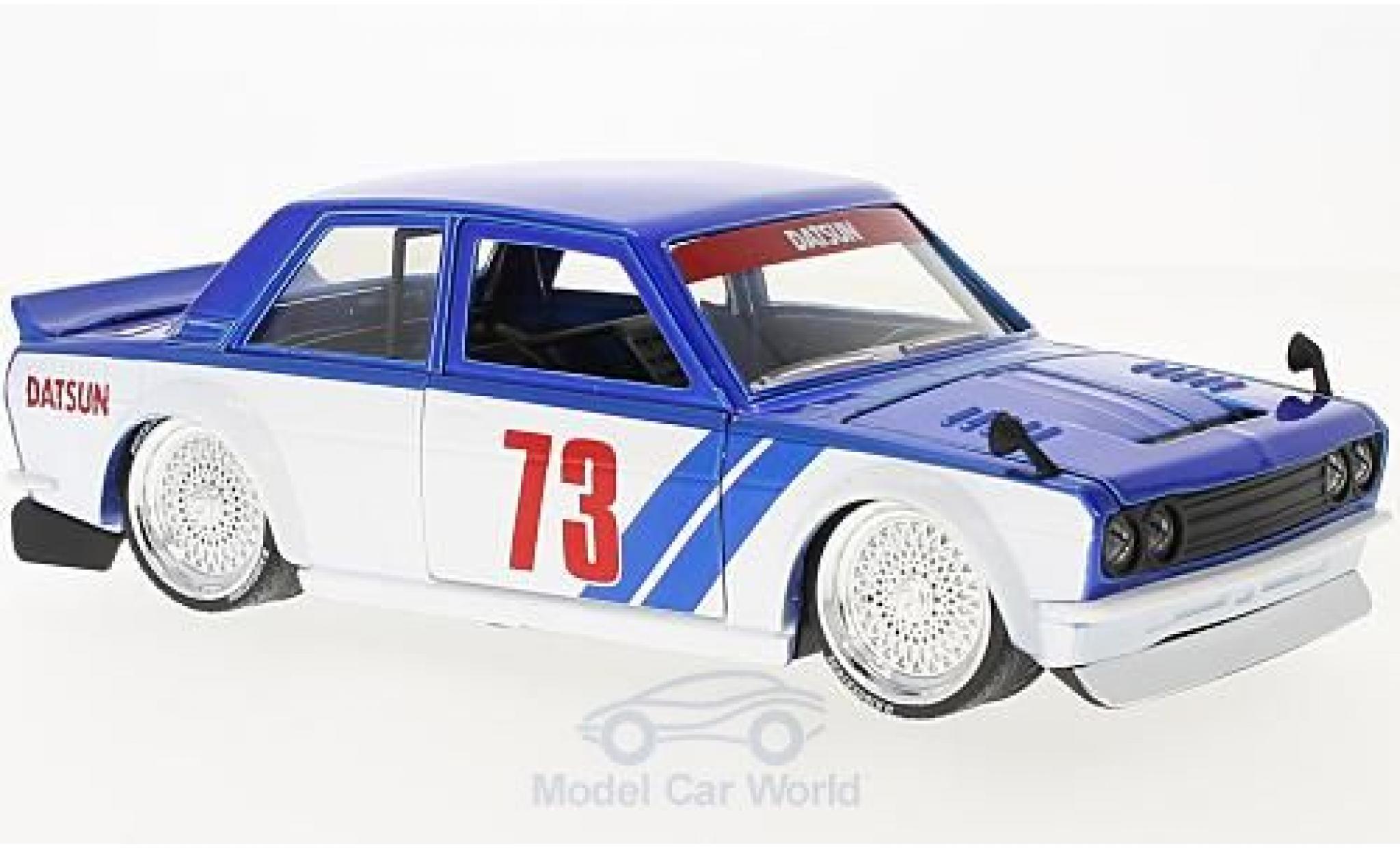 Datsun 510 1/24 Jada Toys metallico blu/bianco 1973 Widebody modellino in miniatura