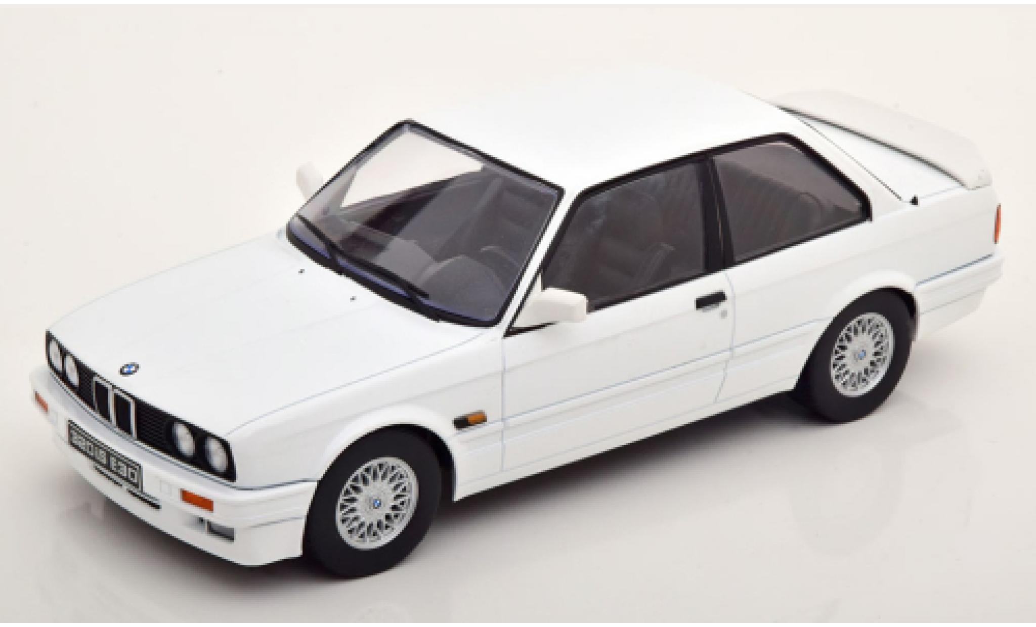 Bmw 320 1/18 KK Scale iS (E30) bianco 1989 modellino in miniatura