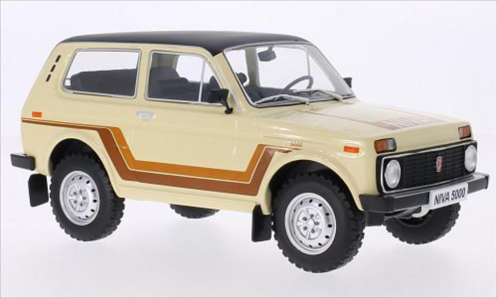 Lada Niva 1/18 MCG 5000 beige/Dekor 1981 modellino in miniatura
