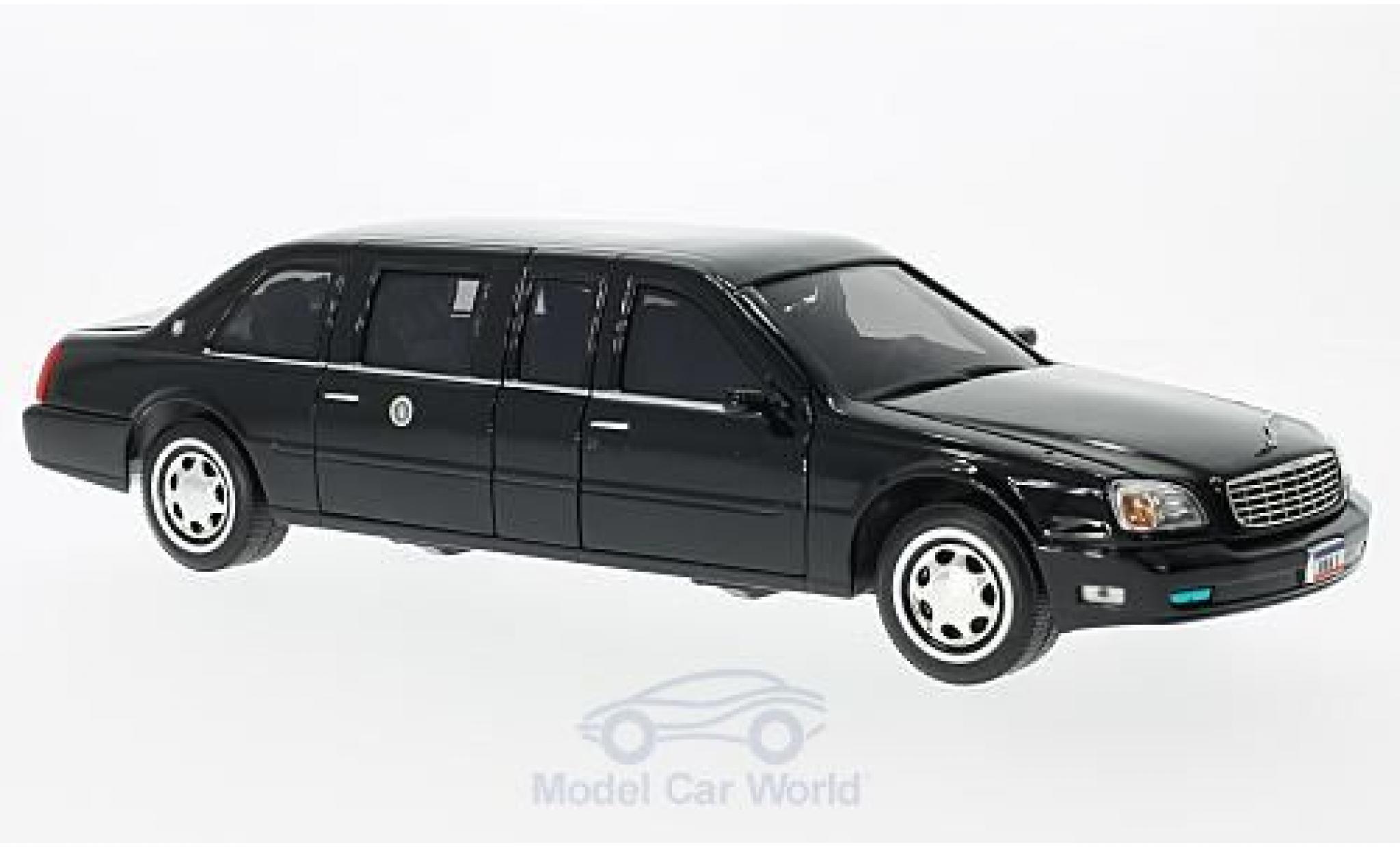 Cadillac Deville 1/24 Lucky Die Cast DeVille Presidental Limousine nero 2001 Standarten liegen bei modellino in miniatura