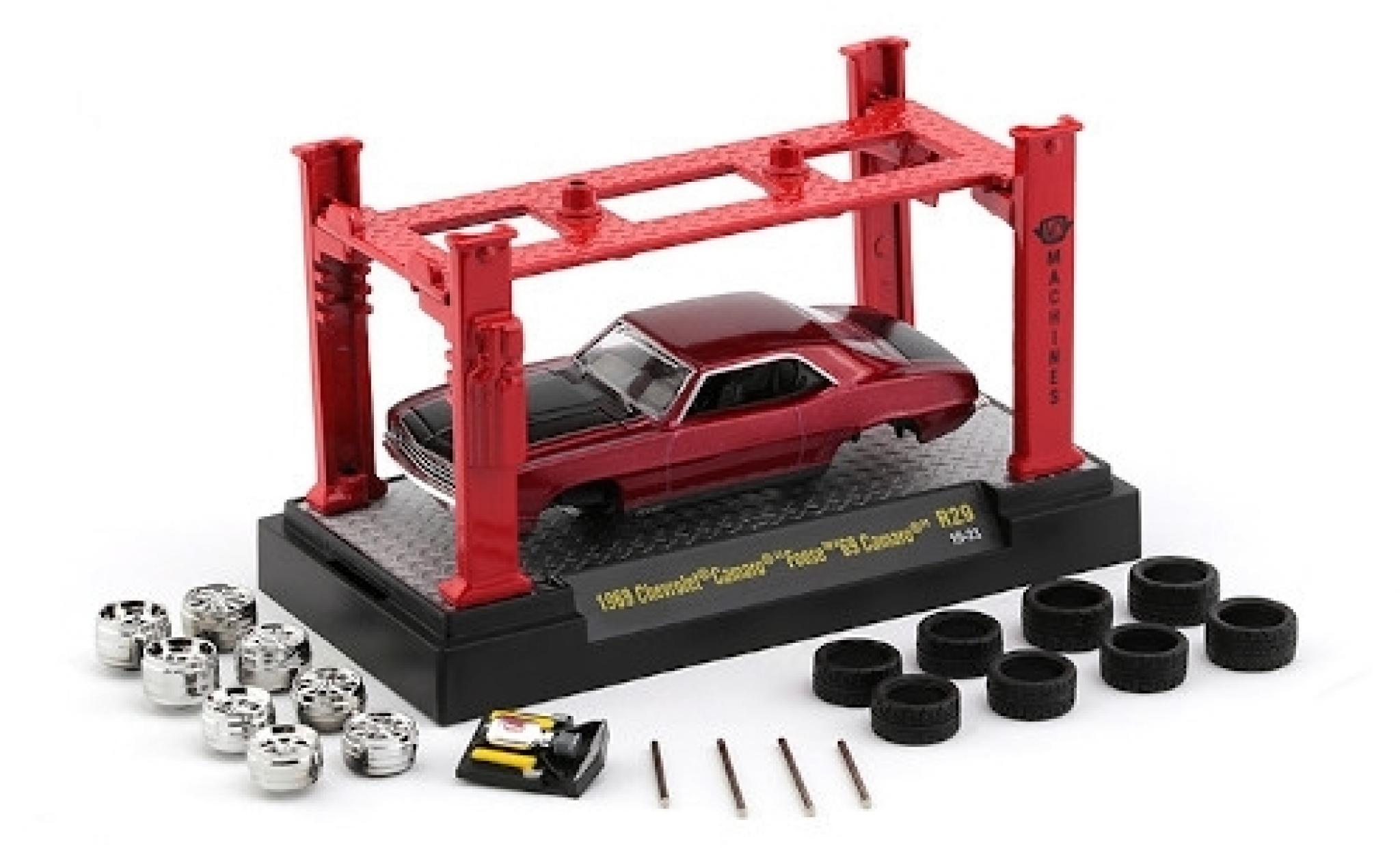 Chevrolet Camaro 1/64 M2 Machines metallico rosso/matt-nero 1969 Foose 69 avec Hebebühne et 2 Radsätzen modellino in miniatura