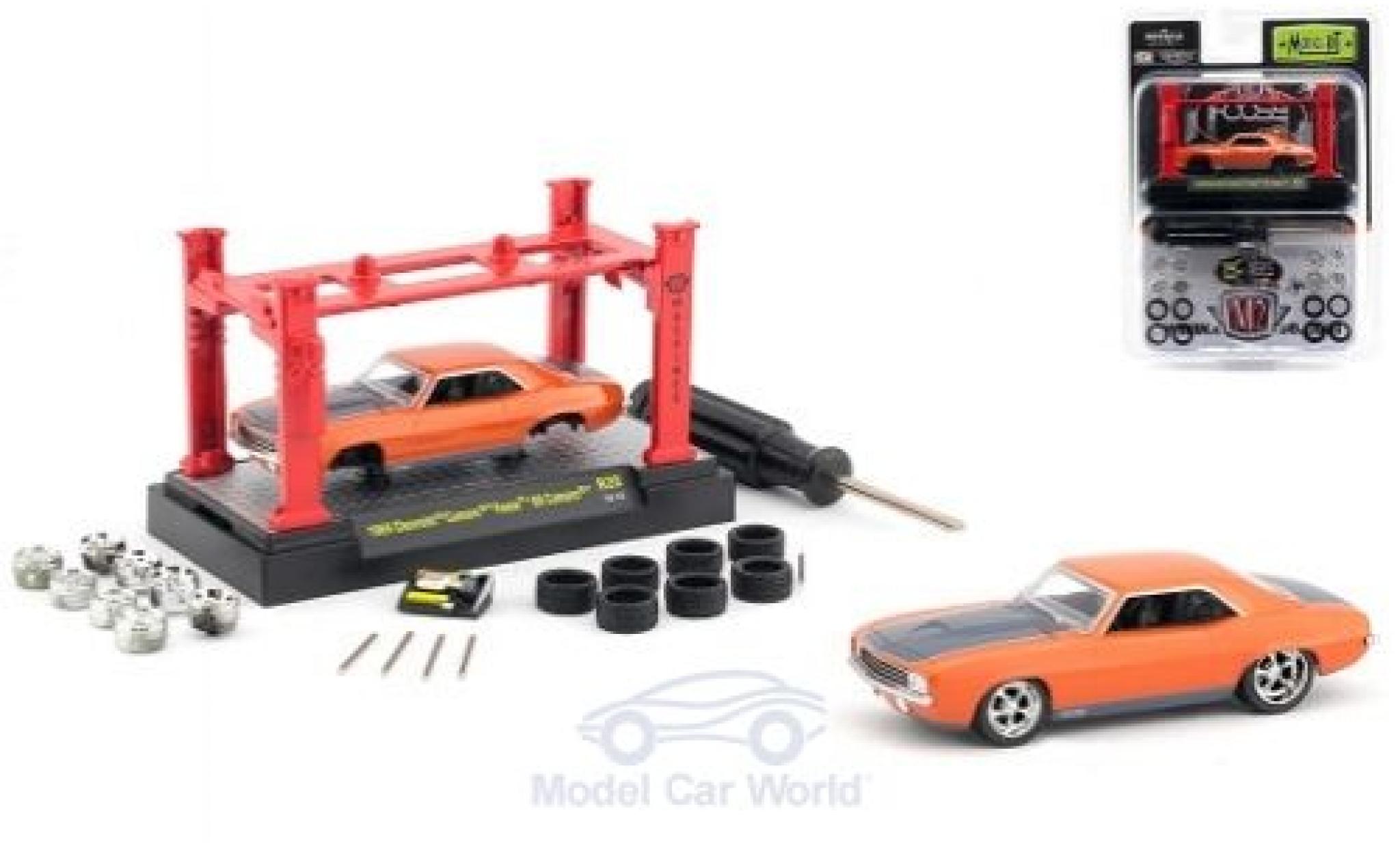 Chevrolet Camaro RS 1/64 M2 Machines orange/grigio Foose 69 1969 Model-Kit Bausatz inklusive 4 Ersatzrädern modellino in miniatura