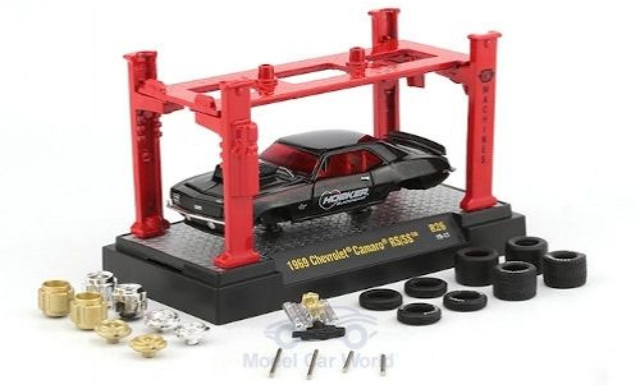 Chevrolet Camaro 1/64 M2 Machines RS/SS metallico nero/Dekor Hooker Blackheart 1969 mit Hebebühne und 2 Radsätzen modellino in miniatura