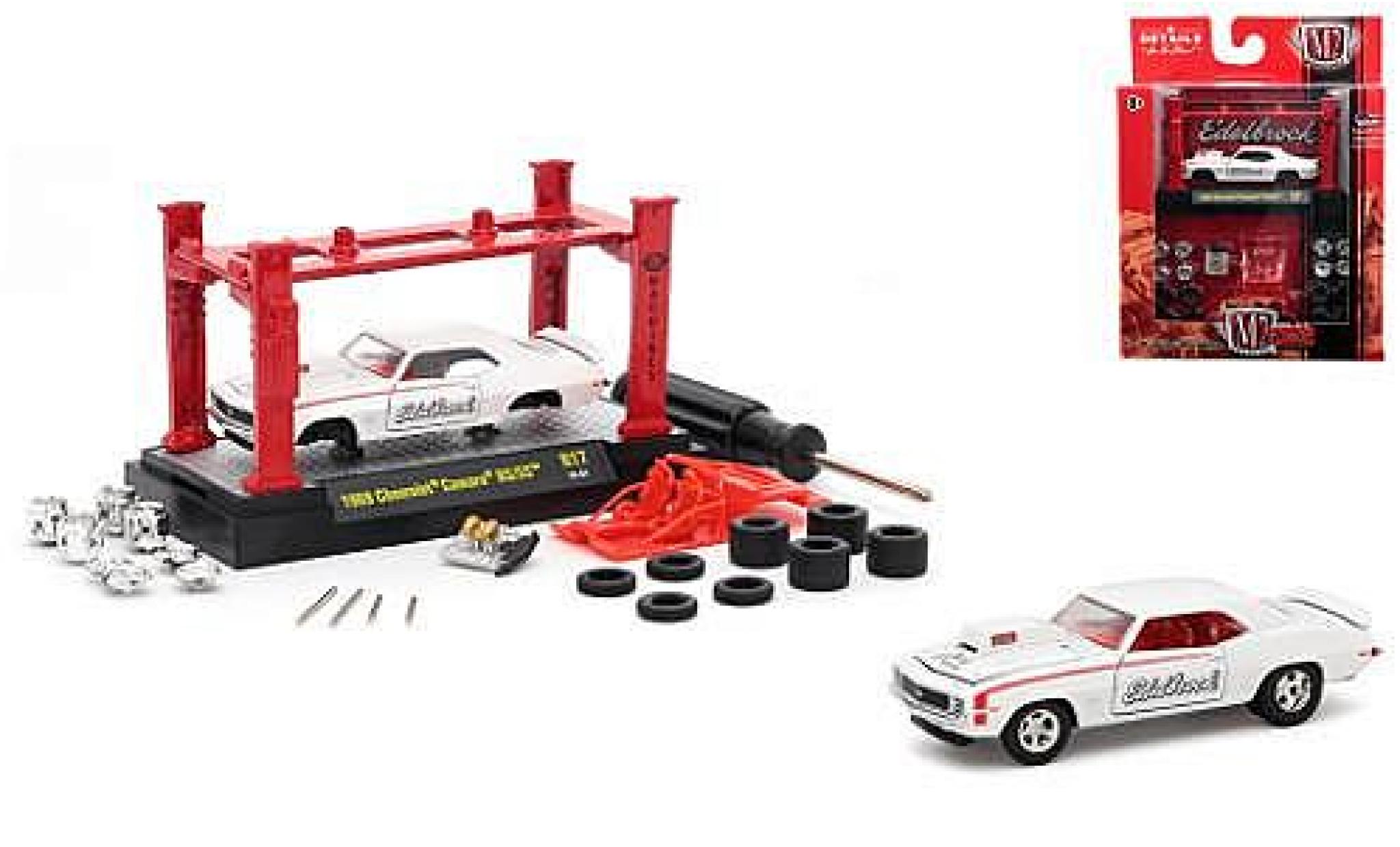 Chevrolet Camaro 1/64 M2 Machines RS/SS bianco Edelbrock 1969 Model-Kit Kit y compris les 4 Ersatzrädern modellino in miniatura