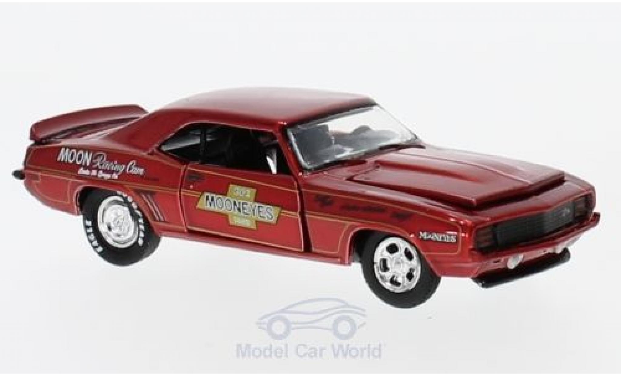 Chevrolet Camaro RS 1/64 M2 Machines Z/28 RS metallico rosso Moon Equipment Co. 1969 modellino in miniatura