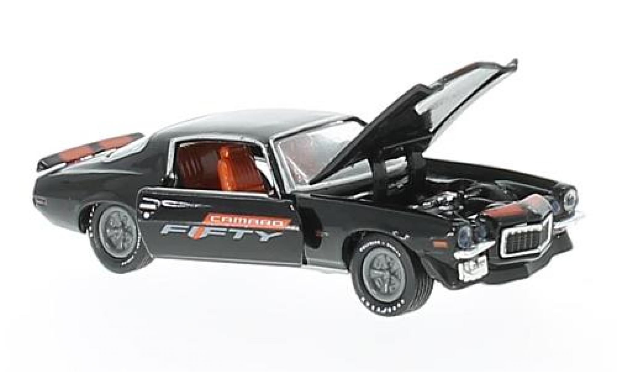 Chevrolet Camaro 1/64 M2 Machines Z/28 RS nero/orange 1970 Fifty Years modellino in miniatura