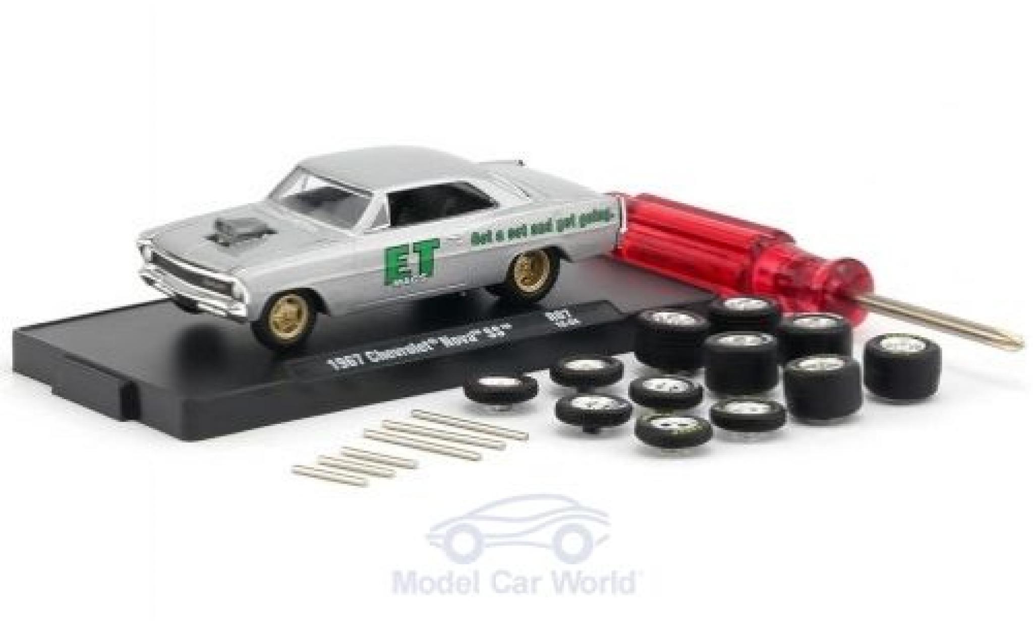 Chevrolet Nova 1/64 M2 Machines SS grigio 1967 inklusive 12 Austauschrädern 6 Achsen und 1 Schraubenzieher Auto-Wheels Release 06 modellino in miniatura