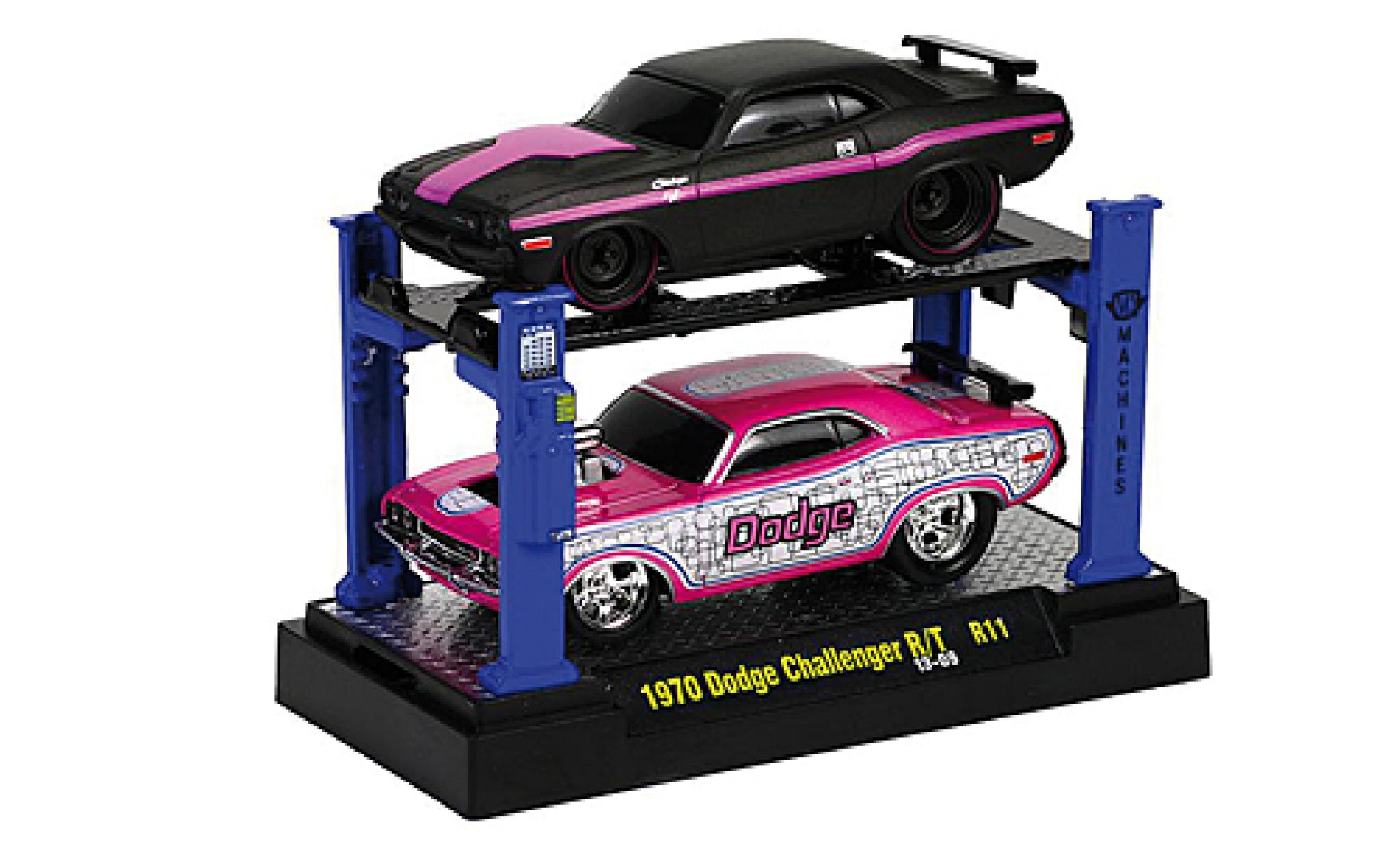 Dodge Challenger 1/64 M2 Machines R/T Tuning matt-nero/lila 1969 2er-Set: y compris les Hebebühne sur podium Capot avec fonction modellino in miniatura
