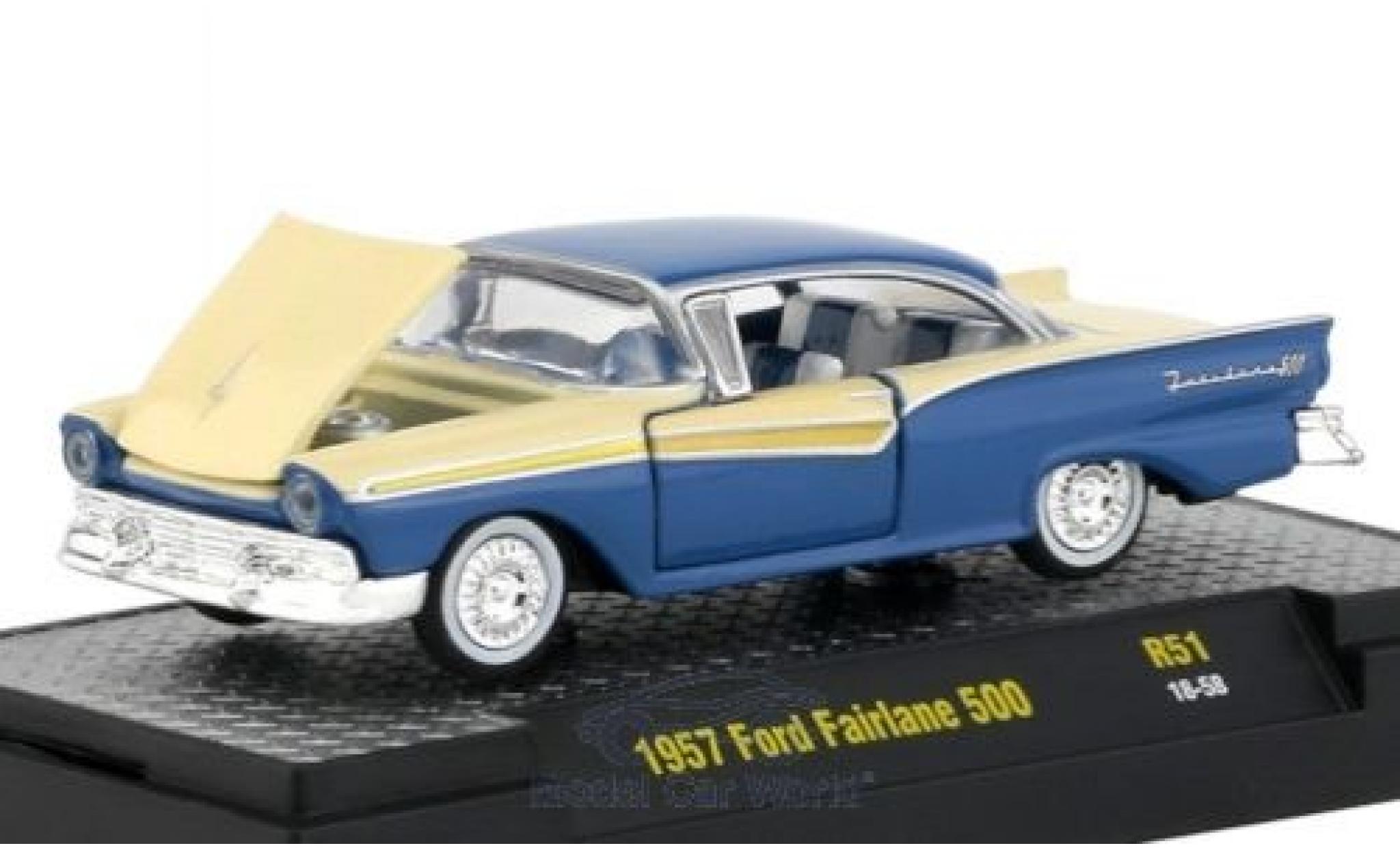 Ford Fairlane 1/64 M2 Machines 500 blu/beige 1957 modellino in miniatura