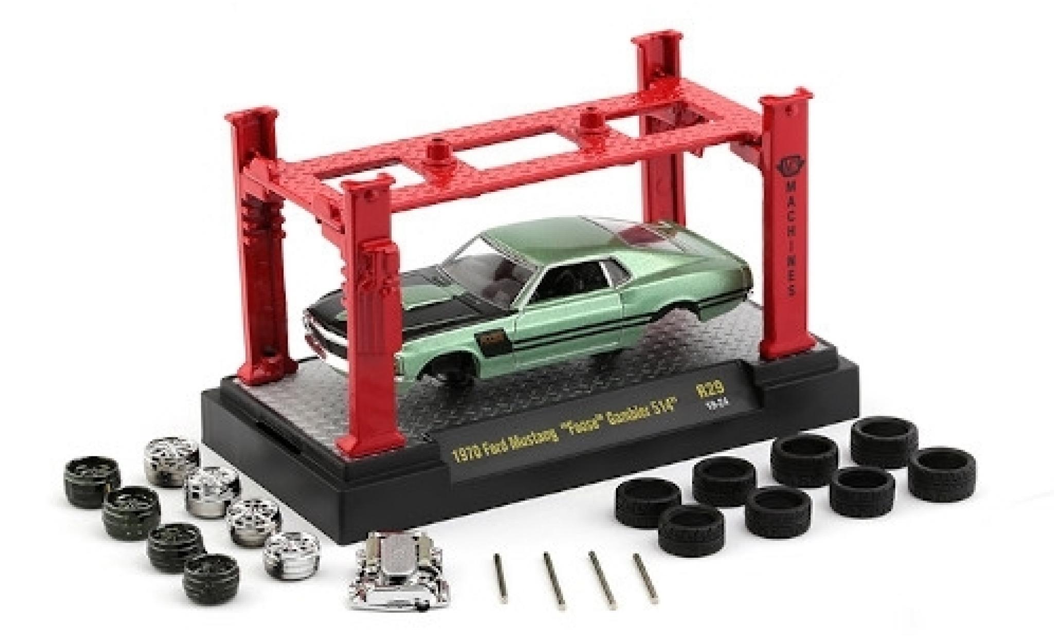 Ford Mustang 1/64 M2 Machines metallico verde/matt-nero 1970 Foose Gambler 514 avec Hebebühne et 2 Radsätzen modellino in miniatura