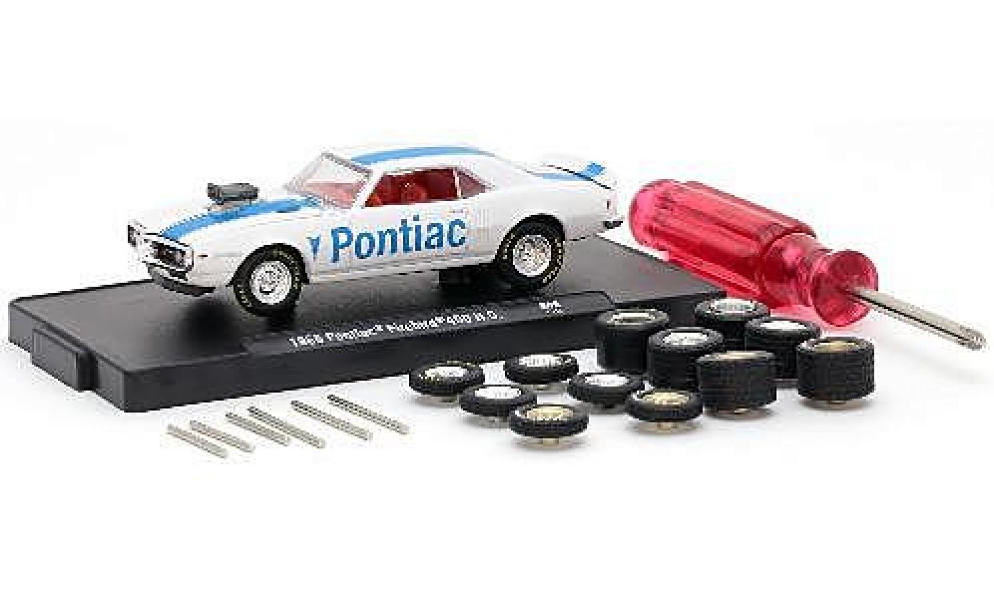 Pontiac Firebird 1/64 M2 Machines 400 H.O. bianco/blu 1968 y compris les 12 Roues de remplacement 6 axas et 1 Schraubenzieher voiture-Wheels Release 06 modellino in miniatura