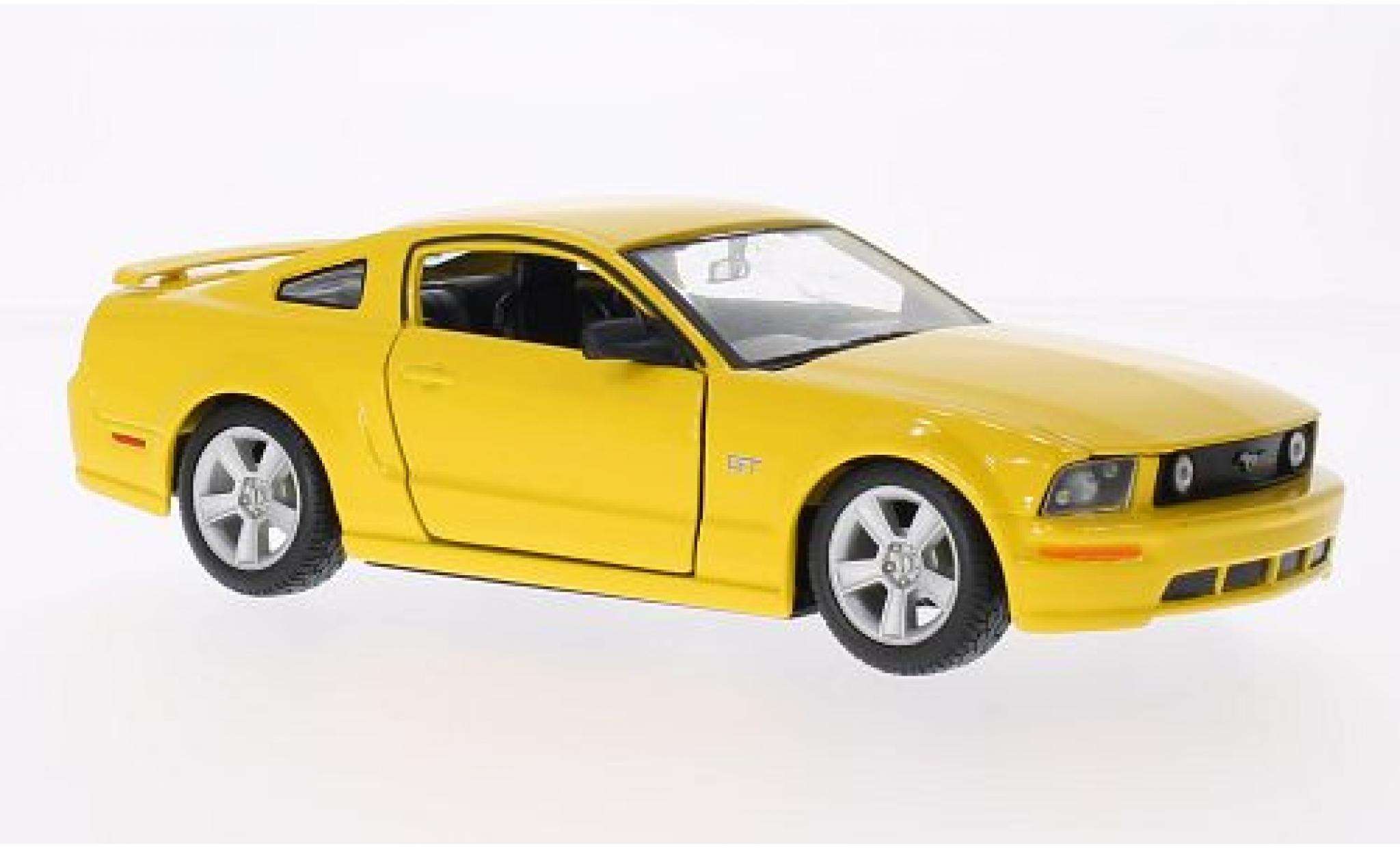 Ford Mustang 1/24 Maisto GT Coupe giallo 2006 modellino in miniatura