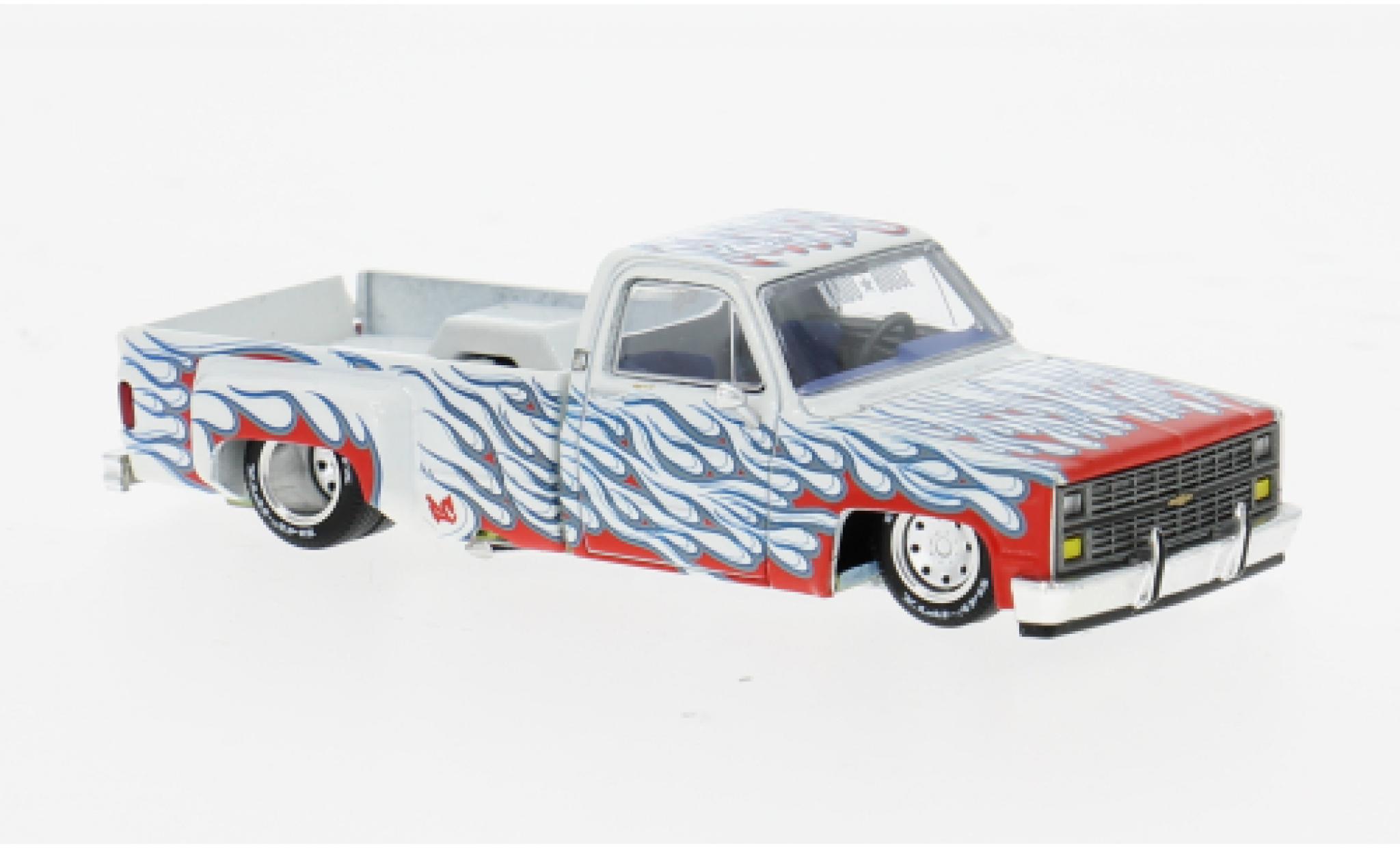 Chevrolet Silverado 1/64 Mini GT Dually on Fire V2 weiss/Dekor 1980 1:64 modellino in miniatura