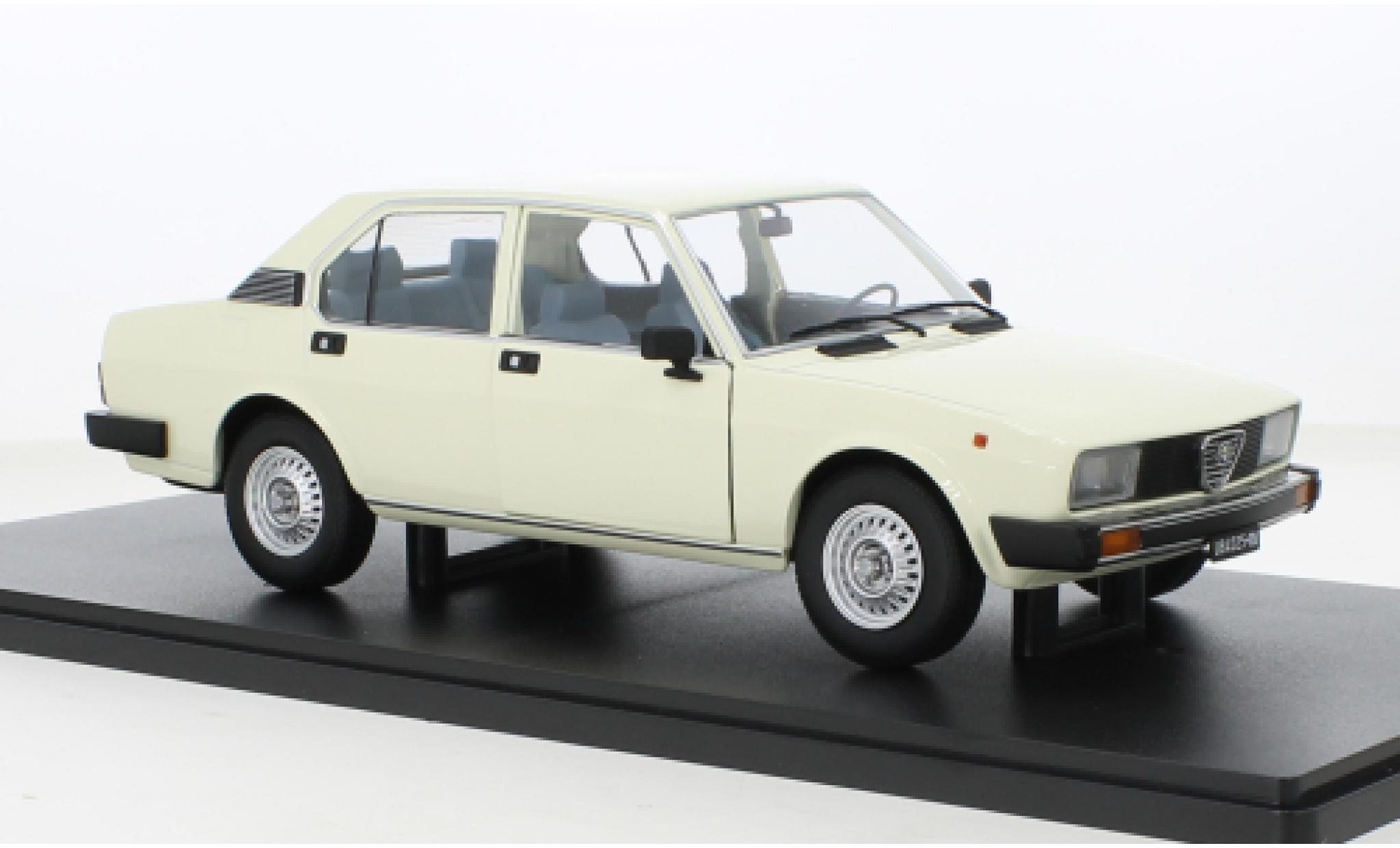 Alfa Romeo Alfetta 1/18 Mitica Berlina 2000L beige 1978 modellino in miniatura