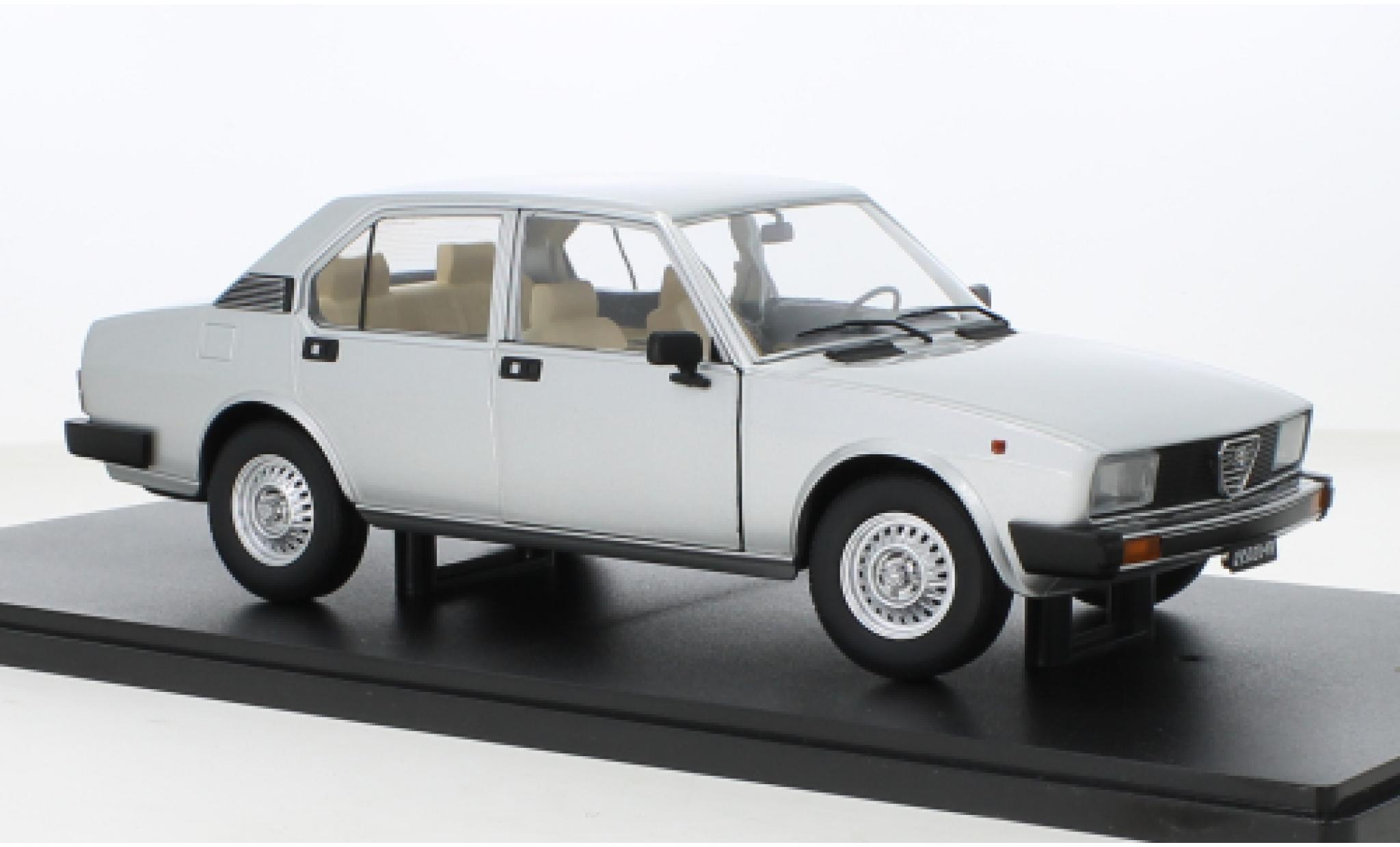 Alfa Romeo Alfetta 1/18 Mitica Berlina 2000L grigio 1978 modellino in miniatura
