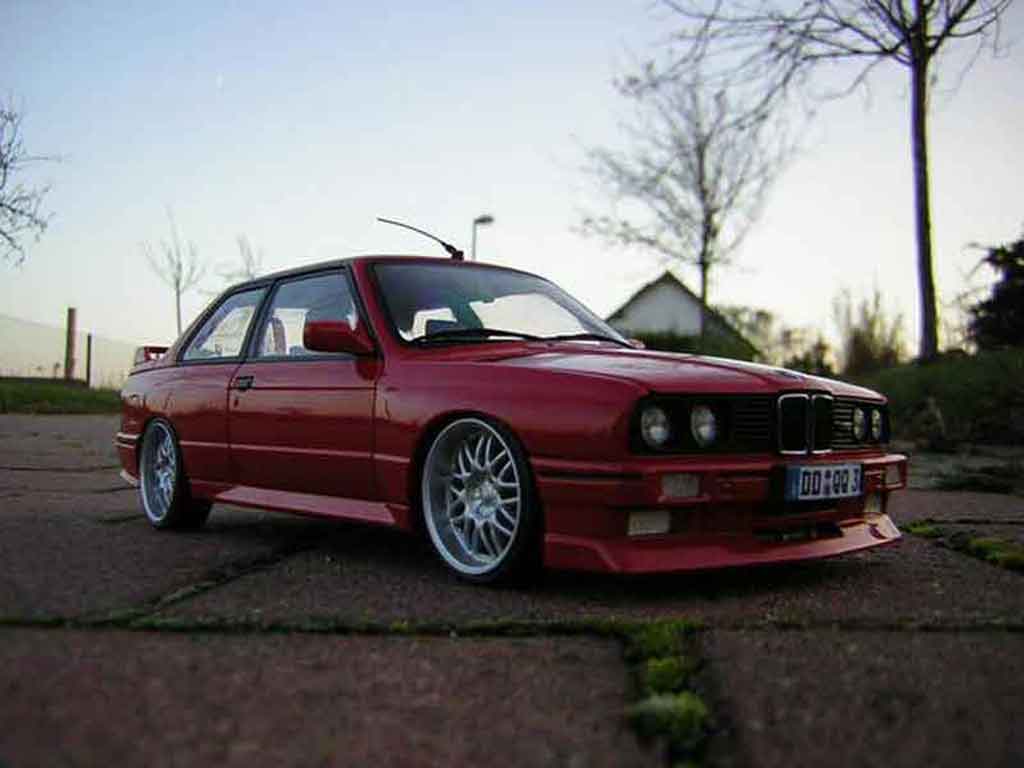 Bmw M3 E30 1/18 Autoart E30 rosso jantes bords larges modellino in miniatura