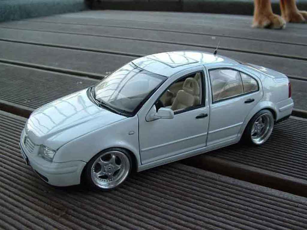 Volkswagen Bora 1/18 Norev bianco modellino in miniatura