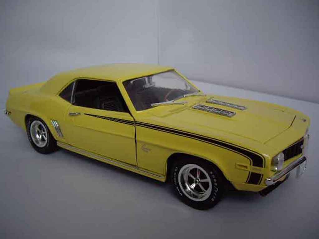 Chevrolet Camaro SS 1/18 Ertl SS 396 1969 giallo modellino in miniatura