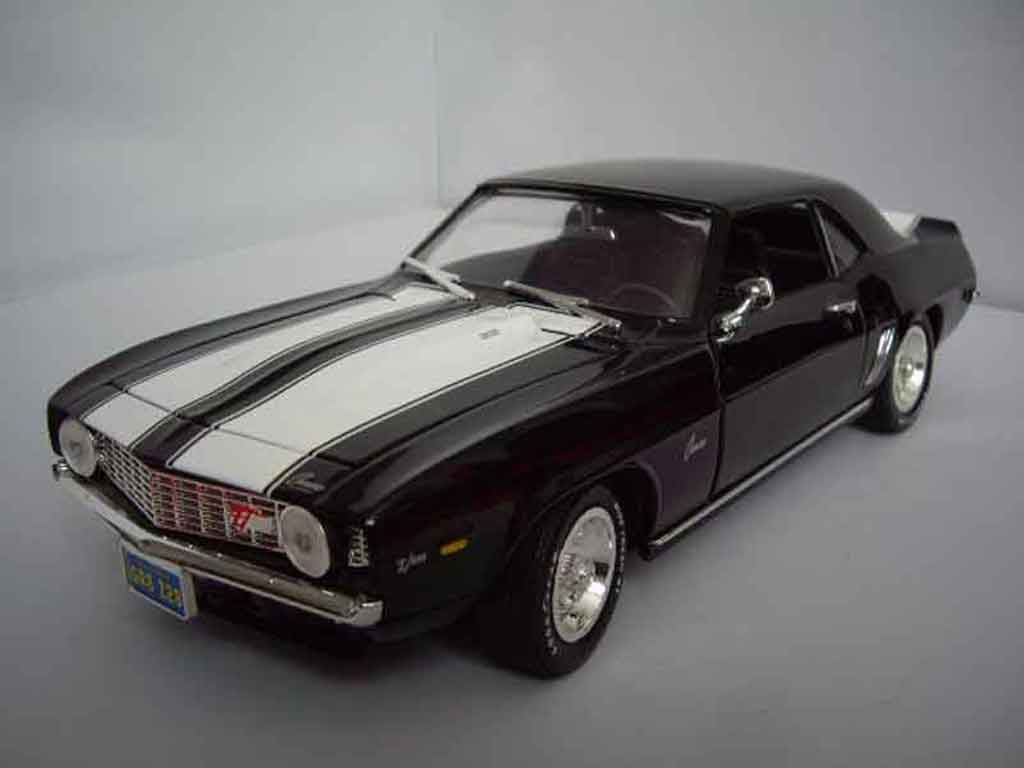 Chevrolet Camaro Z28 1/18 Ertl Z28 nero bandes biancos 1969 modellino in miniatura