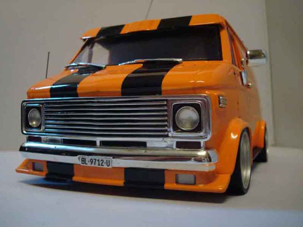 Chevrolet Van 1/18 Highway 61 orange tuning modellino in miniatura
