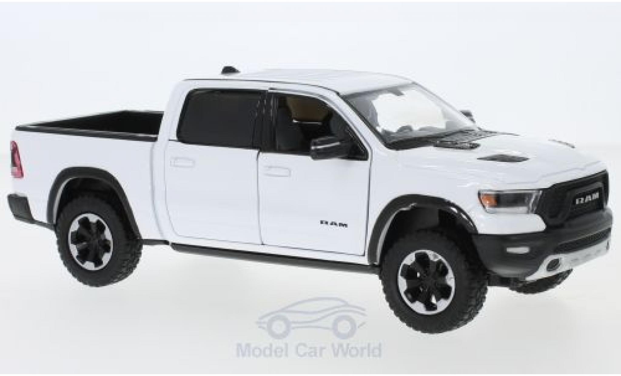 Dodge RAM 1/24 Motormax 1500 Crew Cab Rebel bianco 2019 modellino in miniatura