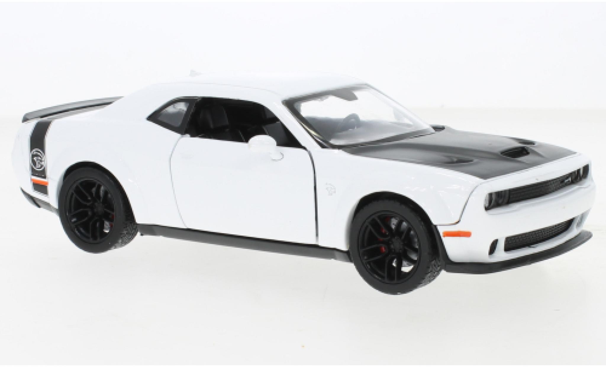 Dodge Challenger 1/24 Motormax SRT Hellcat Widebody bianco/nero 2018 modellino in miniatura