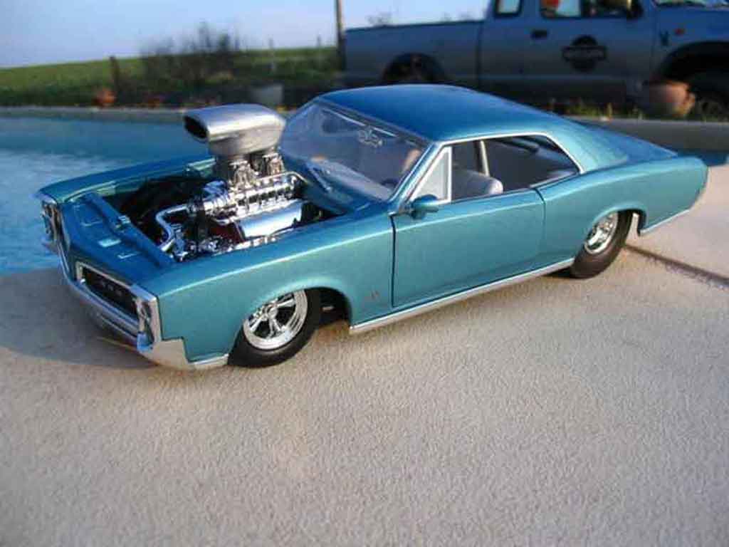 Pontiac GTO 1/18 Hot Wheels 1966 moteur corvette drag tuning modellino in miniatura