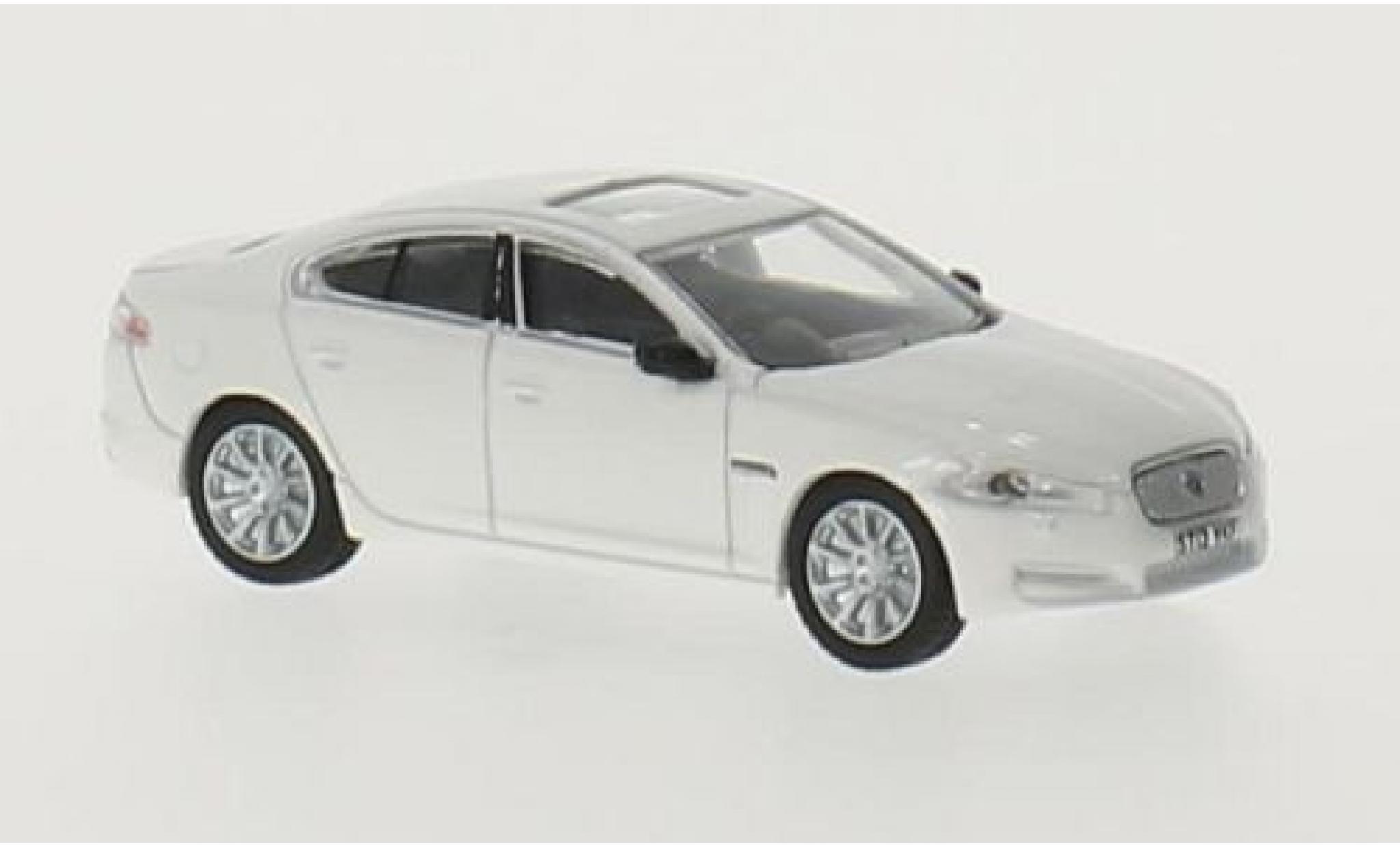 Jaguar XF 1/76 Oxford bianco RHD modellino in miniatura