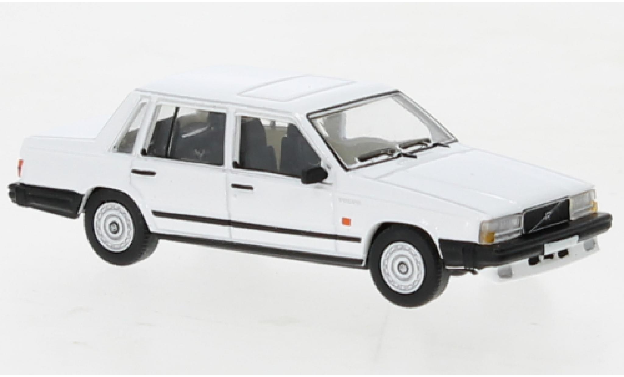Volvo 740 1/87 PCX87 bianco 1984 modellino in miniatura