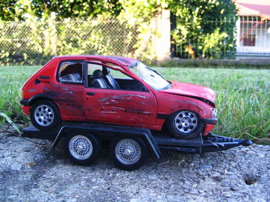 Peugeot 205 GTI 1/18 Solido 1.9 Rouge Vallelunga GTI rosso accidentee tuning modellino in miniatura
