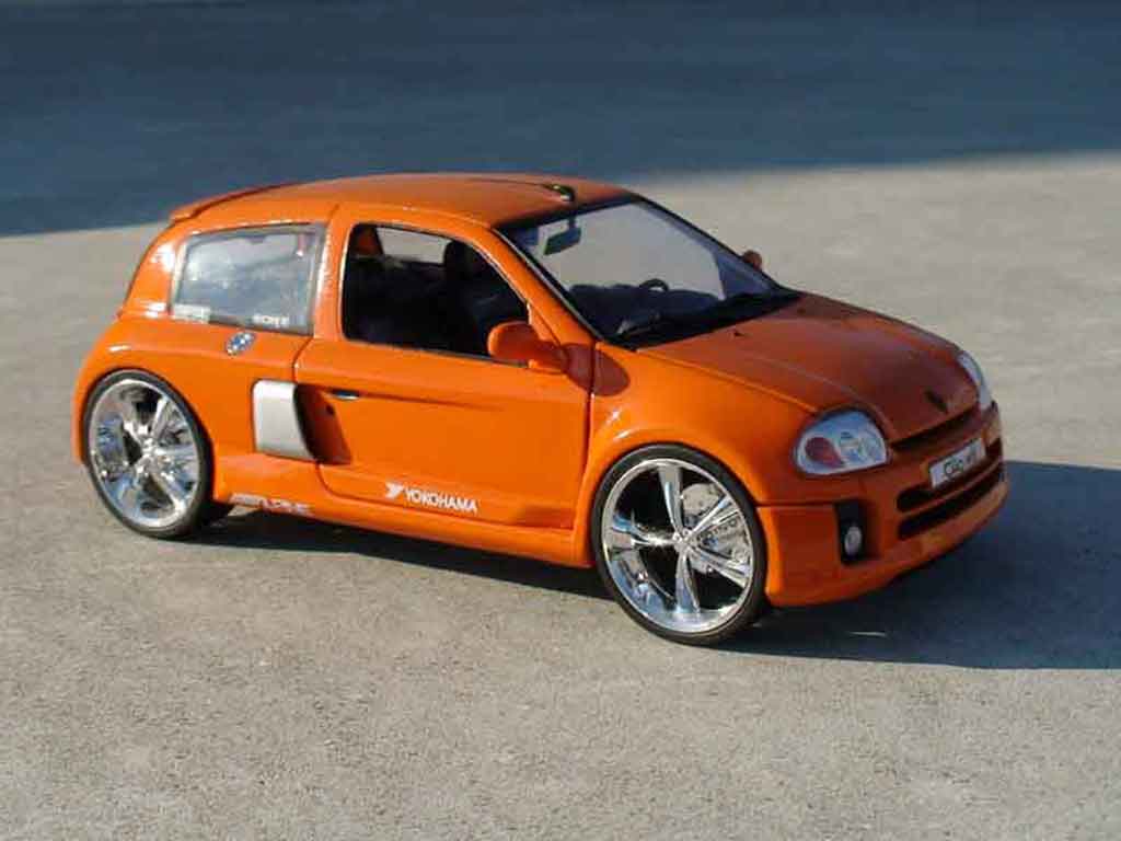 Renault Clio V6 1/18 Universal Hobbies V6 orange modellino in miniatura