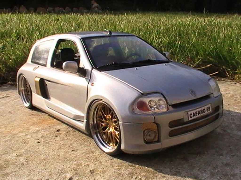 Renault Clio V6 1/18 Universal Hobbies V6 williams tuning modellino in miniatura