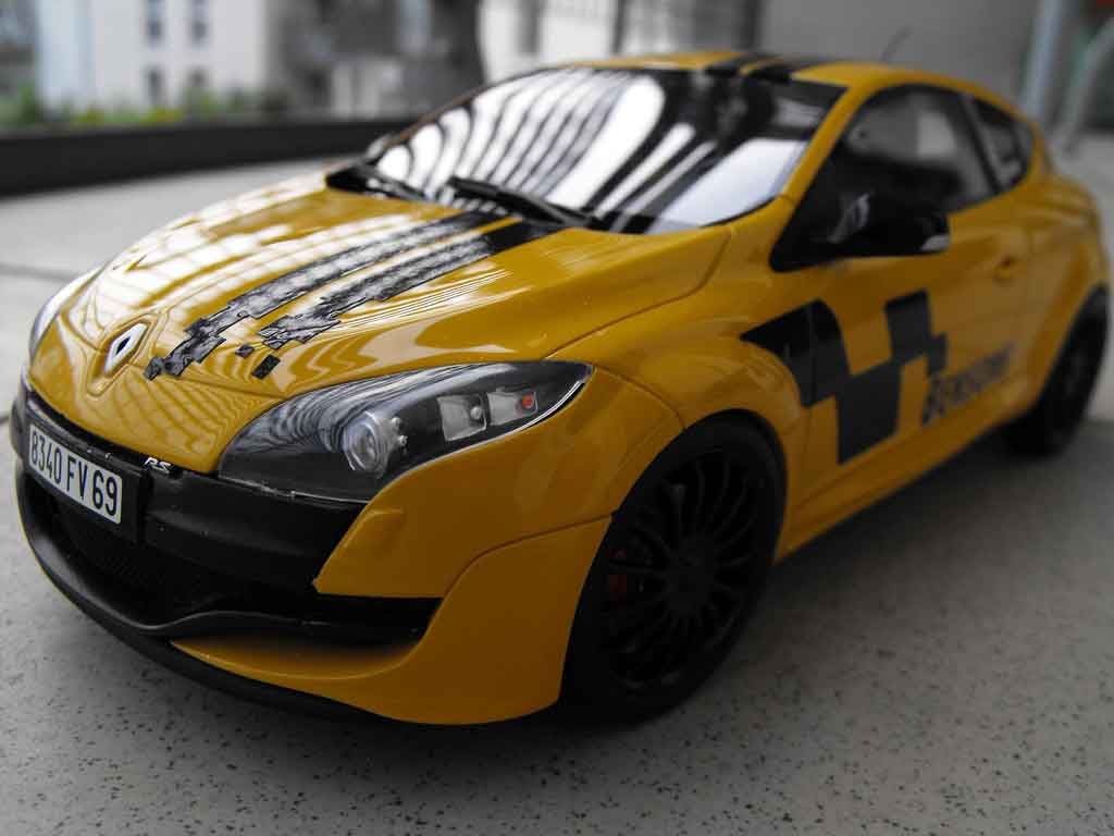 Renault Megane RS 250 1/18 Ottomobile RS 250 2.0 t giallo deco renault sport tuning modellino in miniatura