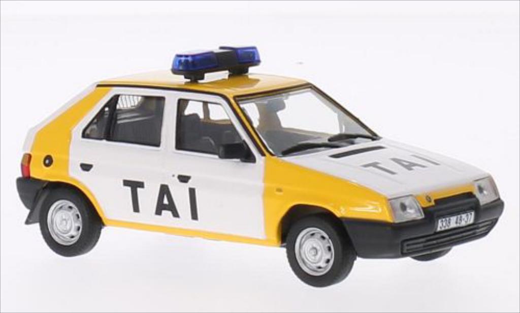 Skoda Favorit 1/43 Abrex Tai Praha (blulicht-Balken) bianco/giallo 1987 modellino in miniatura