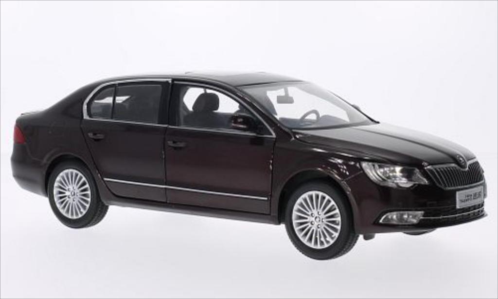 Skoda Superb 1/18 Paudi rosso 2013 modellino in miniatura
