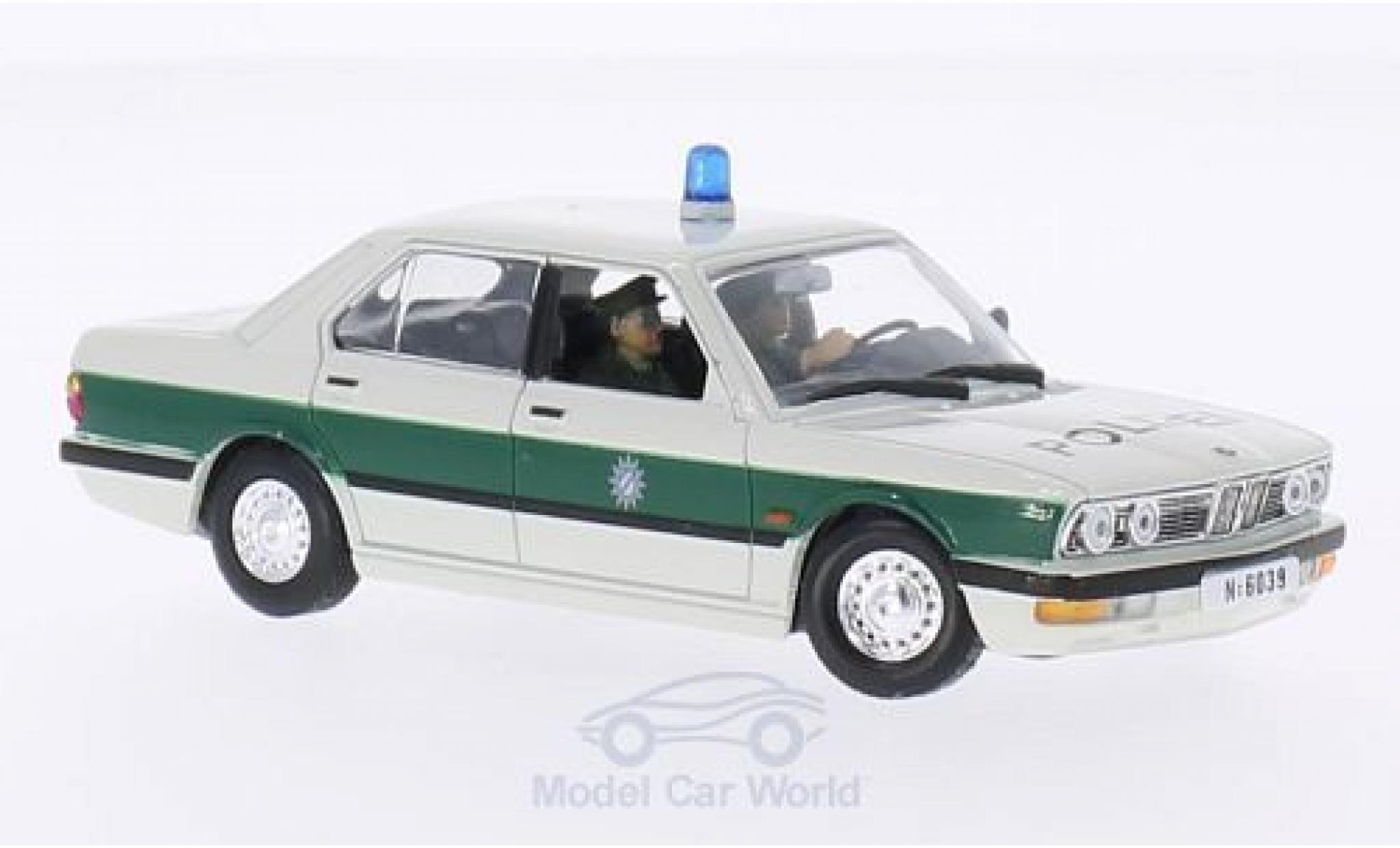 Bmw 518 1/43 SpecialC Polizei bianco/verde James Bond 007 Octopussy ohne Vitrine modellino in miniatura