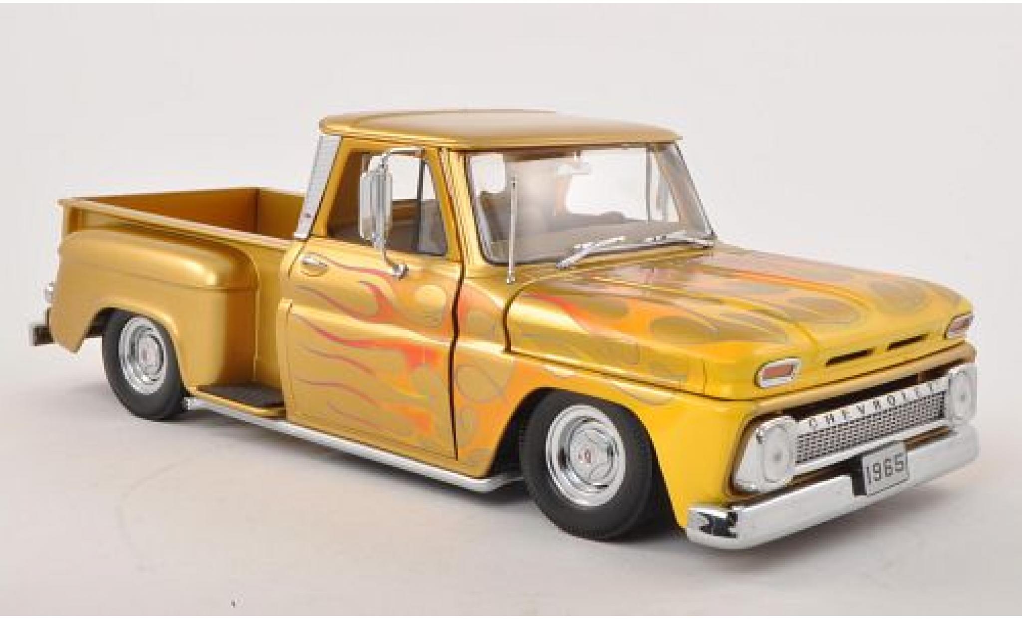 Chevrolet C-10 1/18 Sun Star Stepside Pick Up Low Rider gold/Dekor 1965 modellino in miniatura