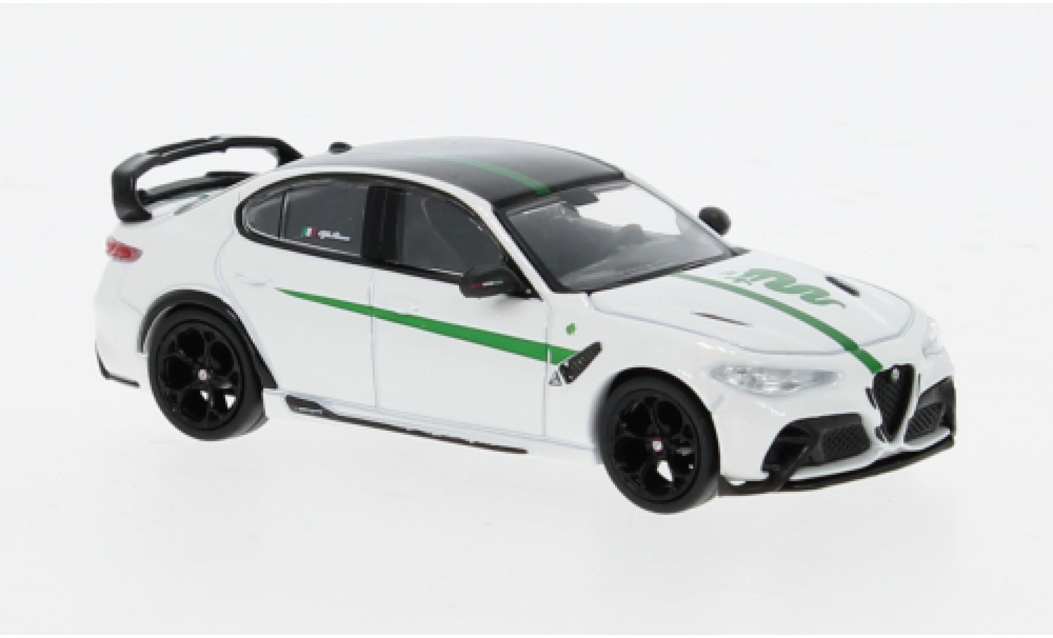 Alfa Romeo Giulia 1/64 Tarmac Works GTAM weiss/grün 1:64 modellino in miniatura