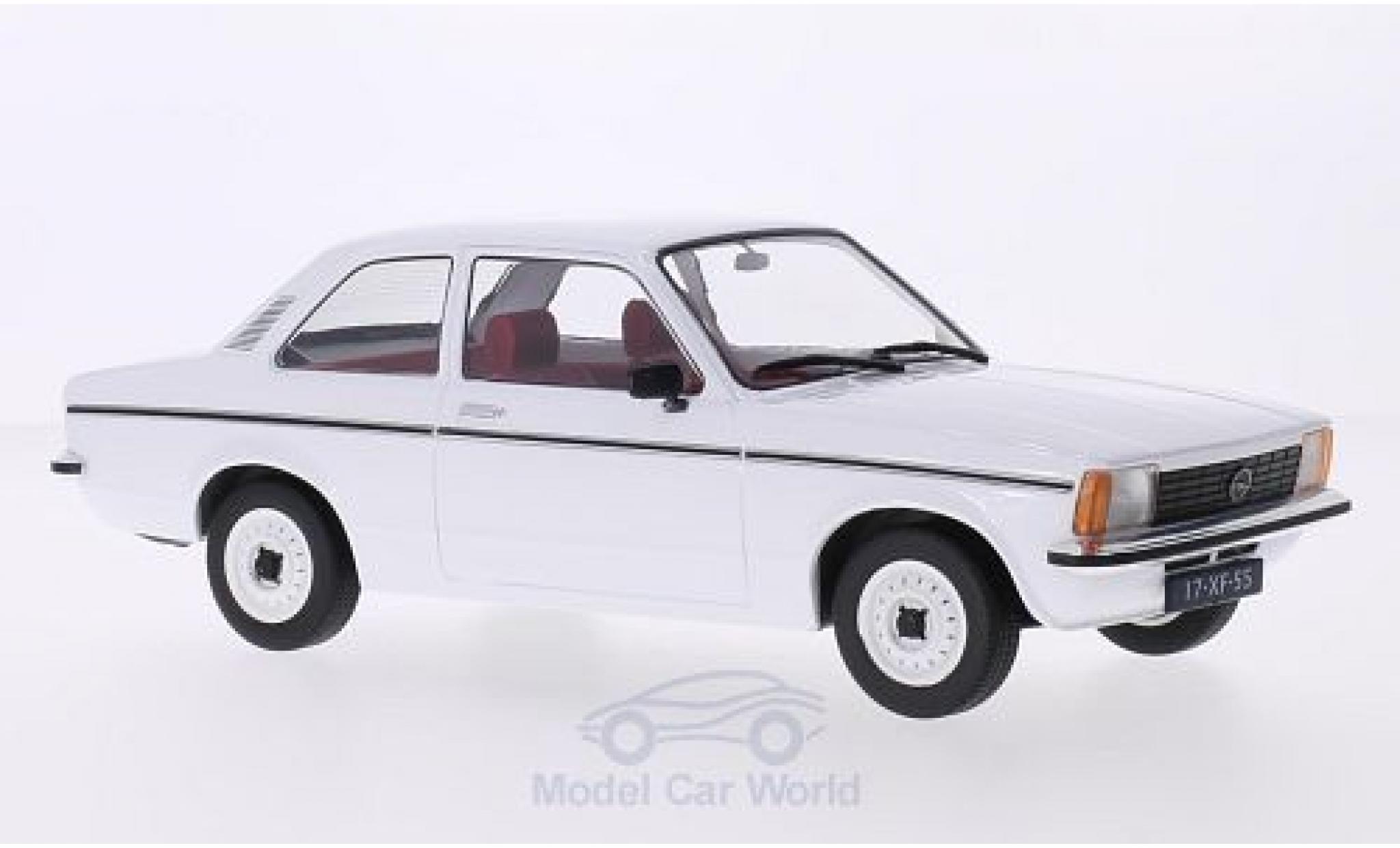 Opel Kadett E 1/18 Triple 9 Collection C Limousine bianco 2-Türer modellino in miniatura