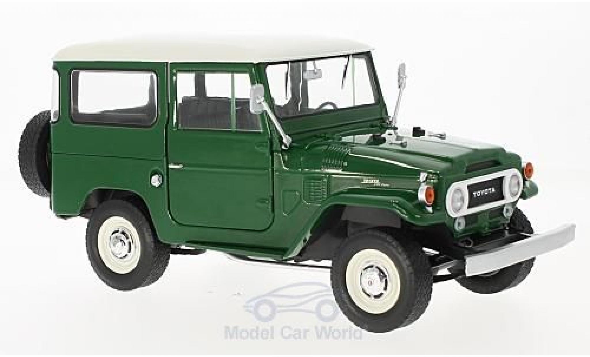 Toyota Land Cruiser 1/18 Triple 9 Collection FJ40 verde/bianco 1967 modellino in miniatura