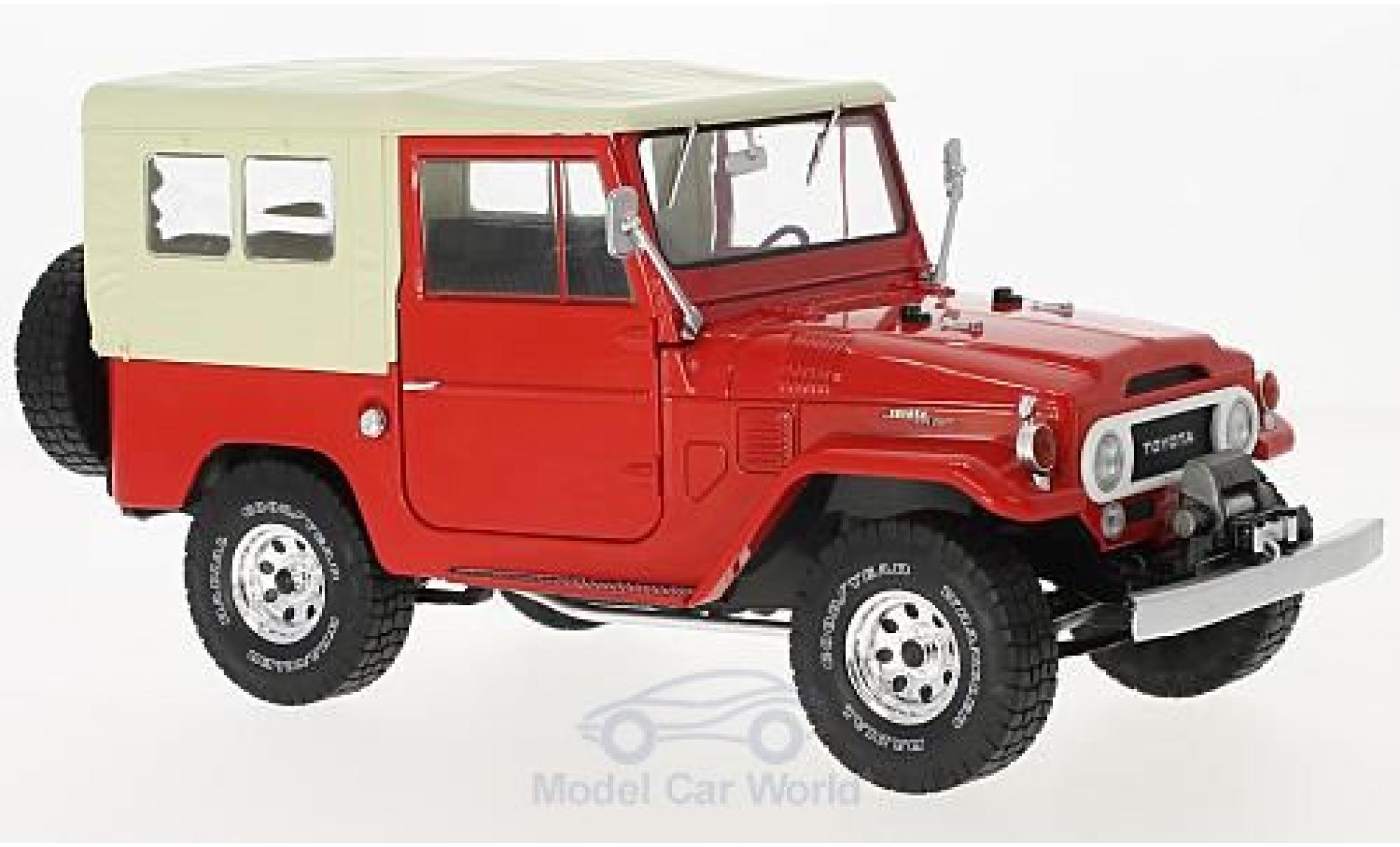 Toyota Land Cruiser 1/18 Triple 9 Collection FJ40 rosso/beige 1967 modellino in miniatura