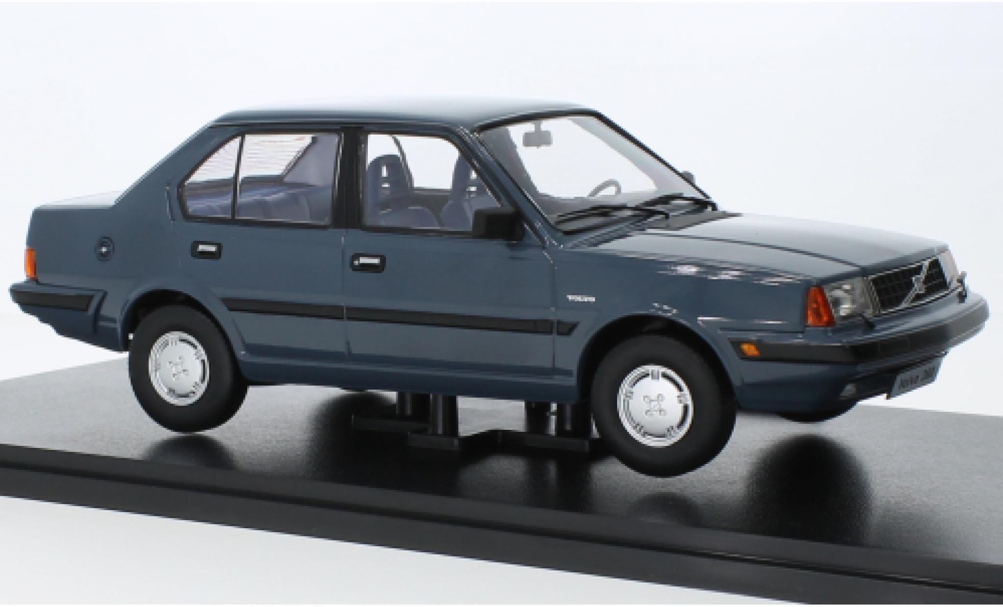 Volvo 360 1/18 Triple 9 Collection blu 1987 modellino in miniatura