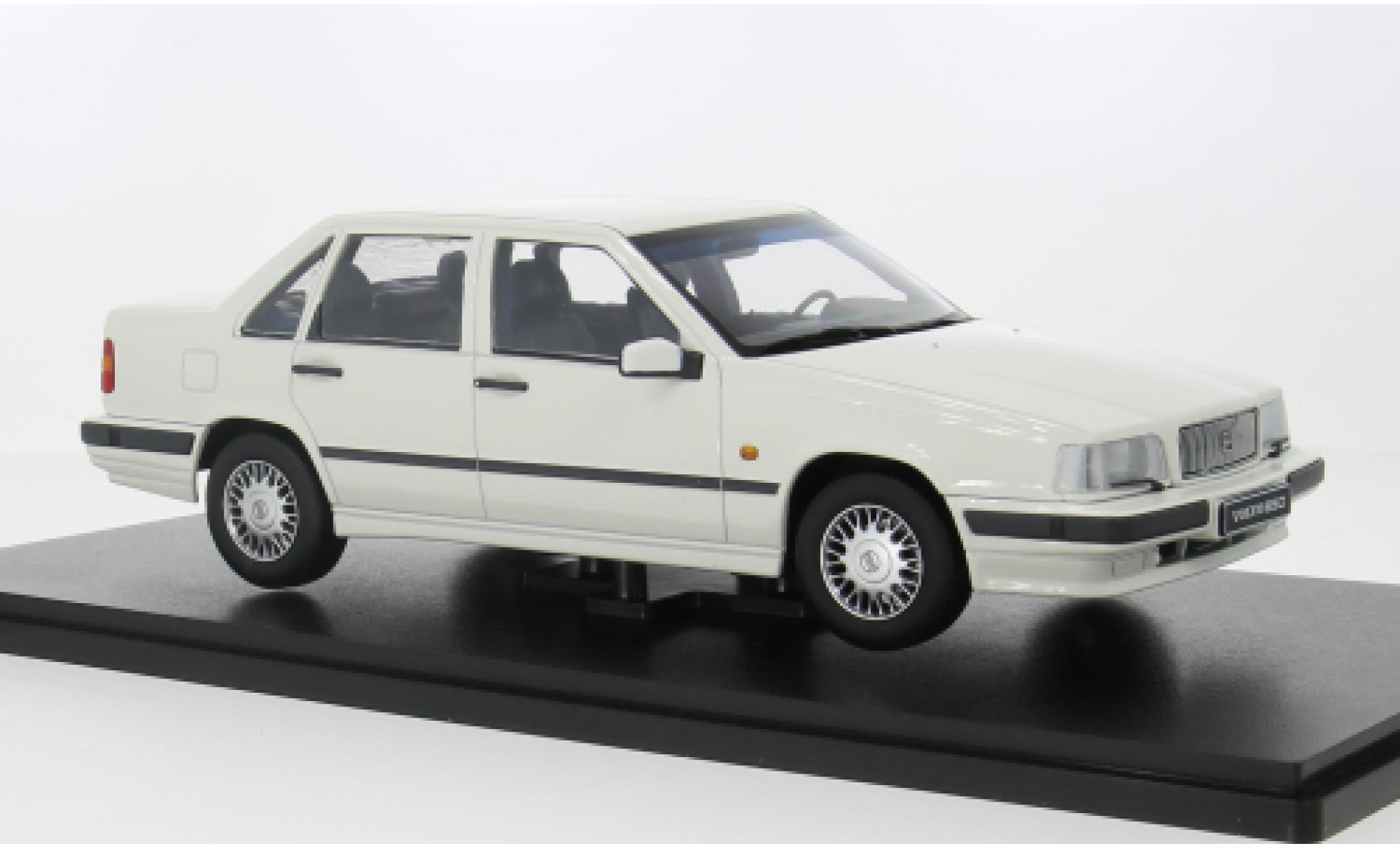Volvo 850 1/18 Triple 9 Collection weiss 1993 1:18 modellino in miniatura